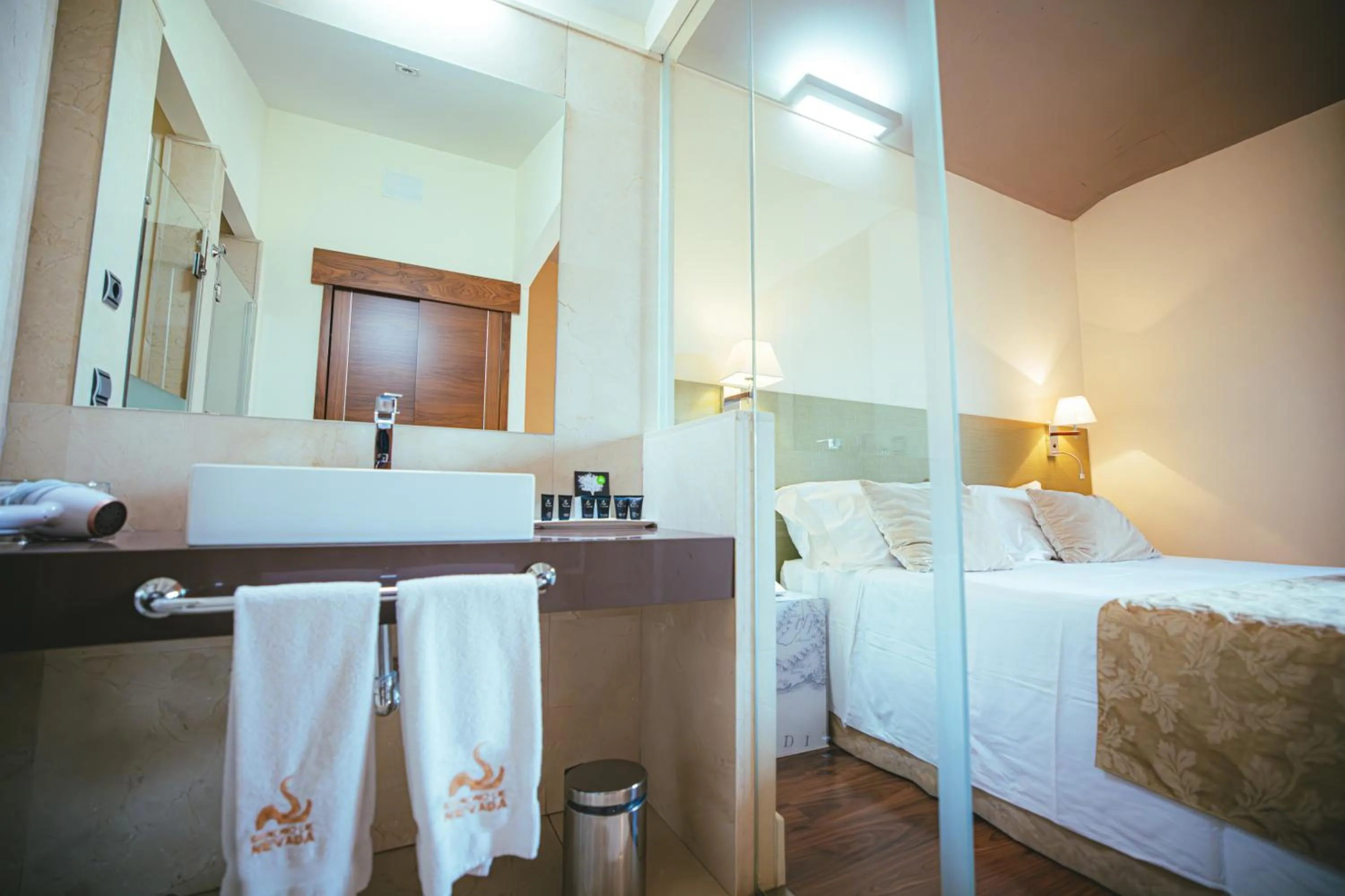 Bathroom, Bed in Hotel & Winery Señorío de Nevada