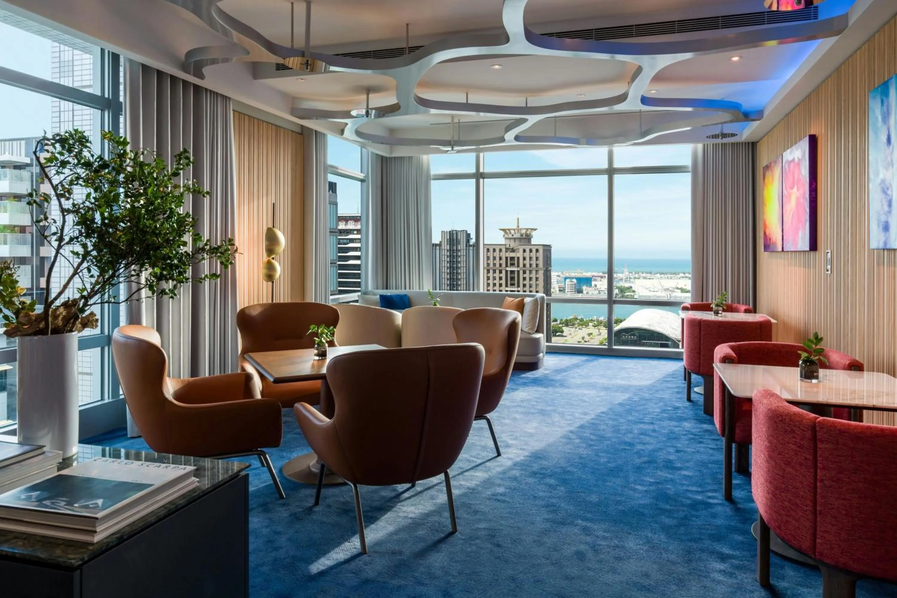 Lounge or bar in THE AMNIS, a Luxury Collection Hotel, Kaohsiung