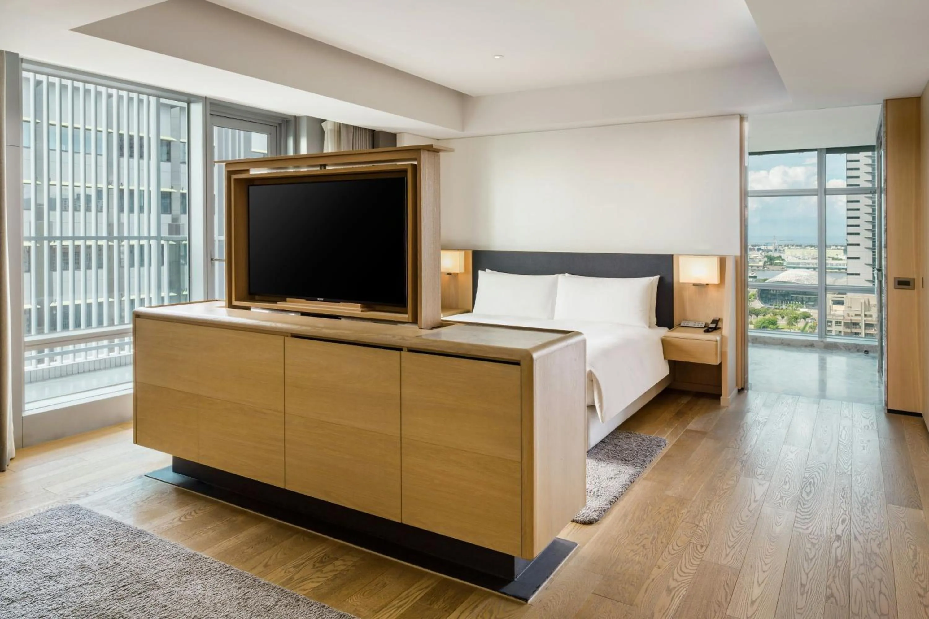 Photo of the whole room, Bed in THE AMNIS, a Luxury Collection Hotel, Kaohsiung