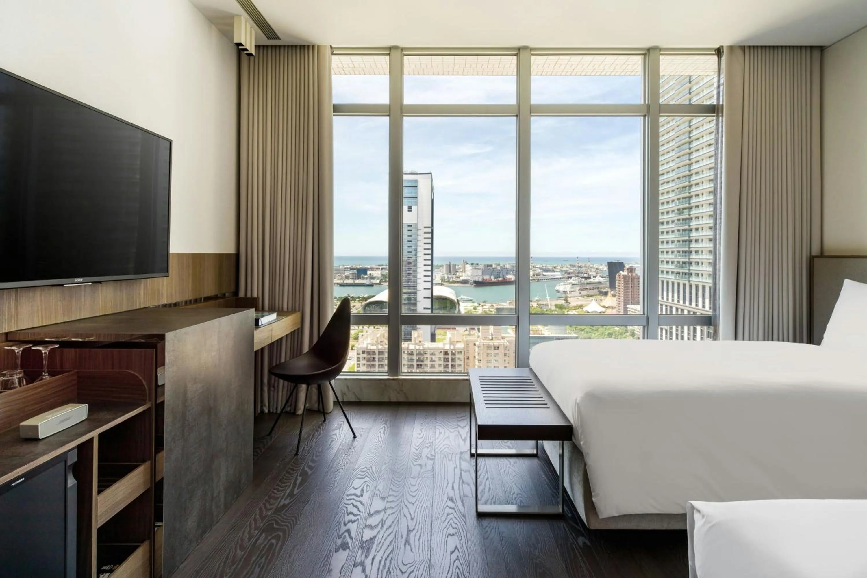 Photo of the whole room in THE AMNIS, a Luxury Collection Hotel, Kaohsiung