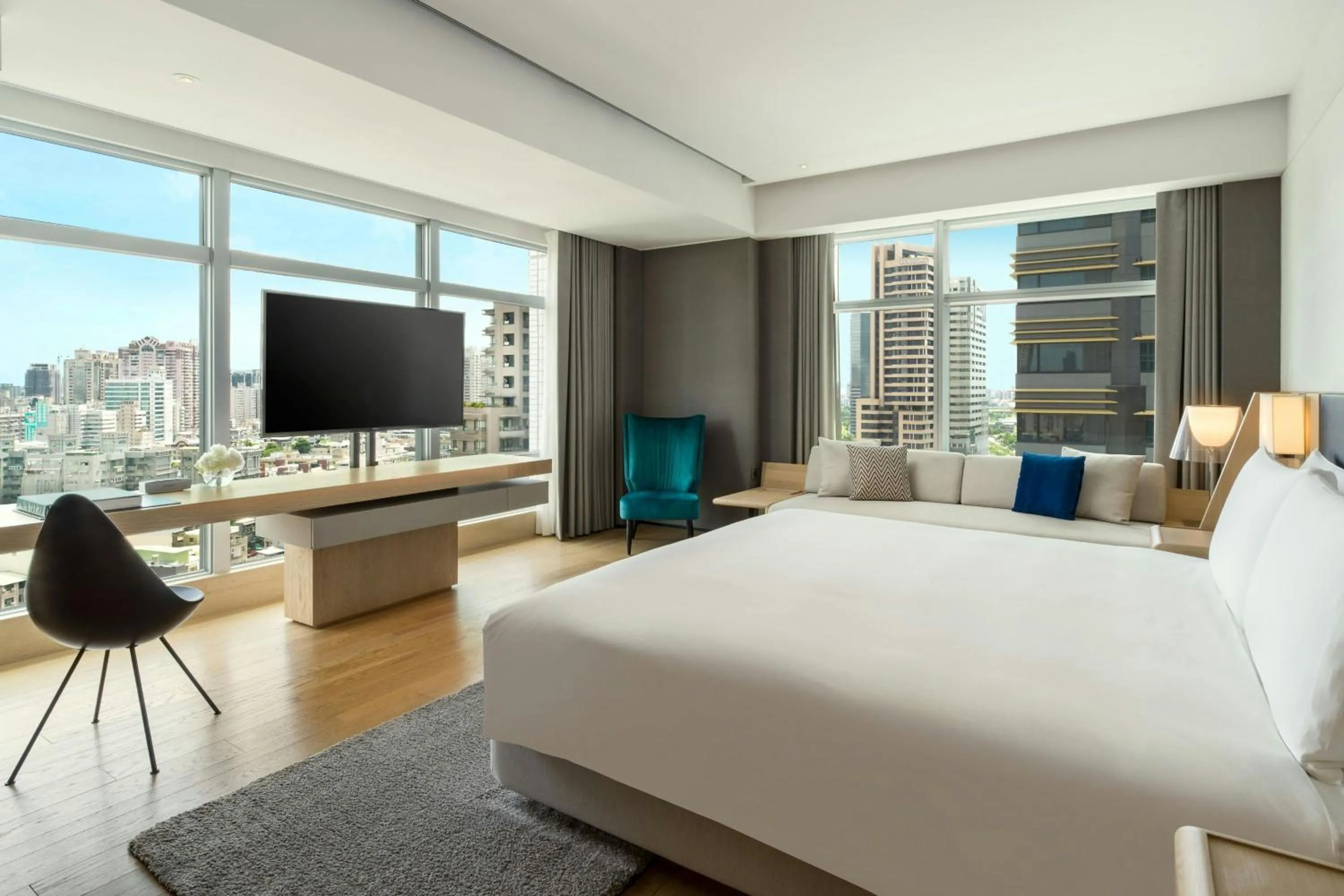 Photo of the whole room, Bed in THE AMNIS, a Luxury Collection Hotel, Kaohsiung