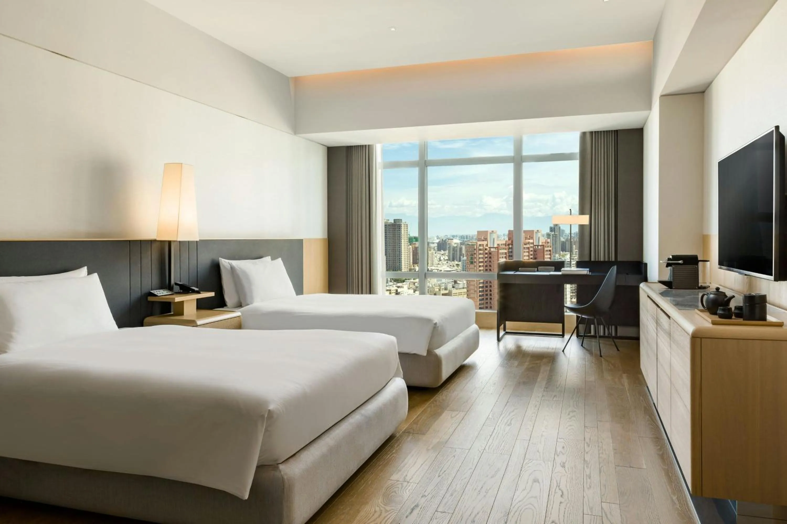 Photo of the whole room, Bed in THE AMNIS, a Luxury Collection Hotel, Kaohsiung