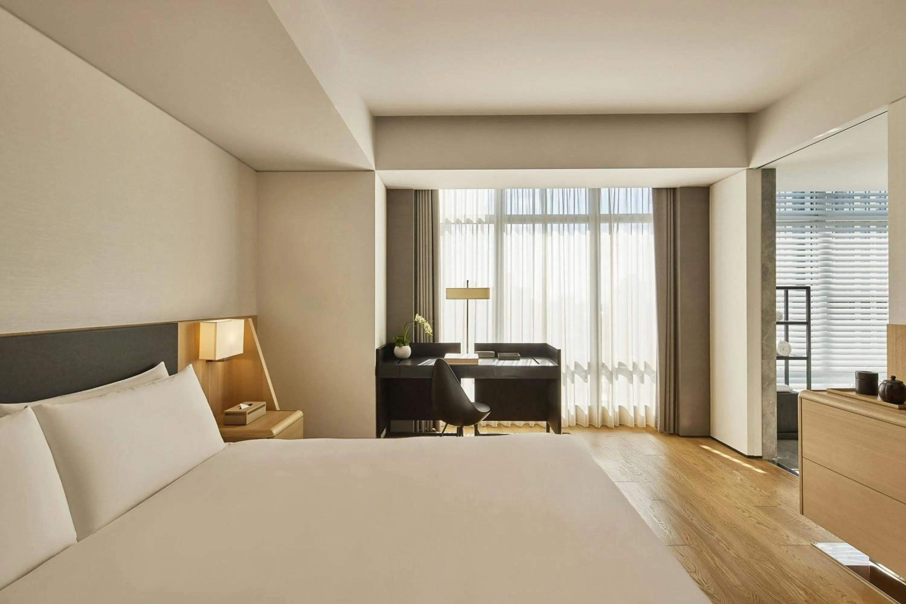 Photo of the whole room, Bed in THE AMNIS, a Luxury Collection Hotel, Kaohsiung