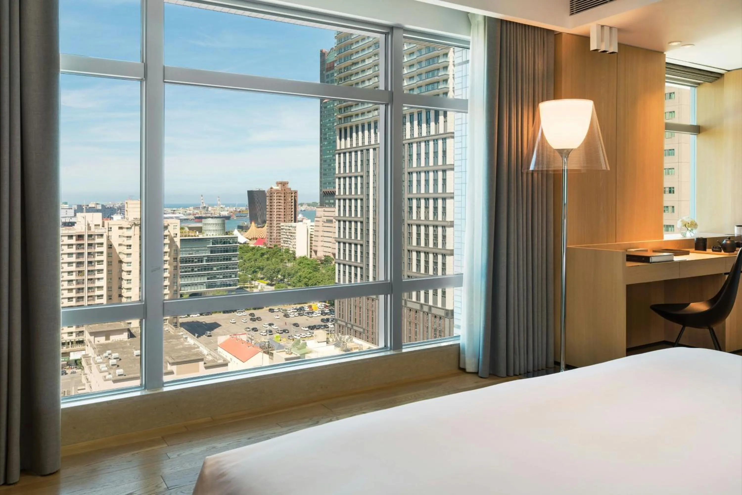 Photo of the whole room, Bed in THE AMNIS, a Luxury Collection Hotel, Kaohsiung