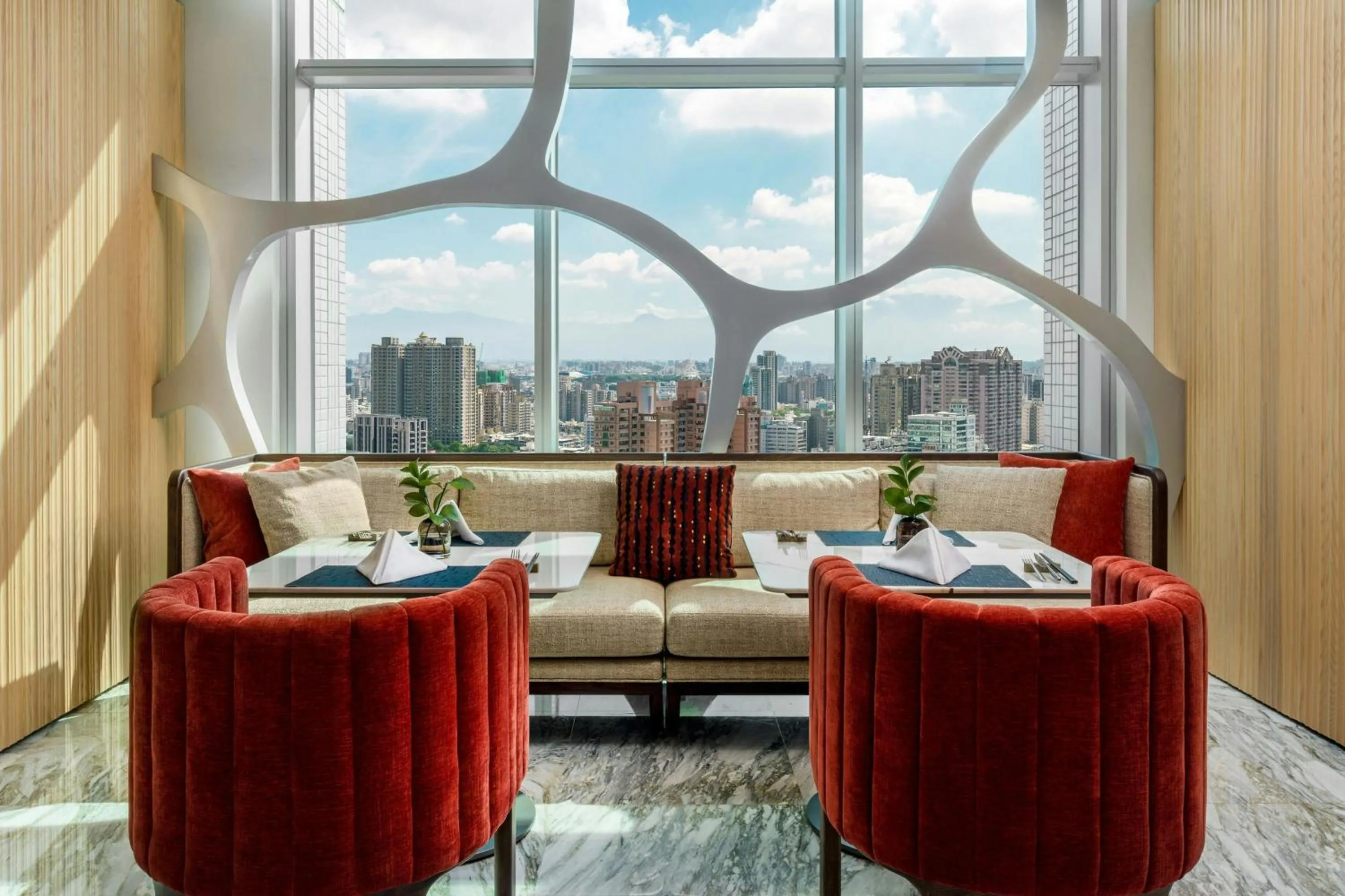 Lounge or bar in THE AMNIS, a Luxury Collection Hotel, Kaohsiung