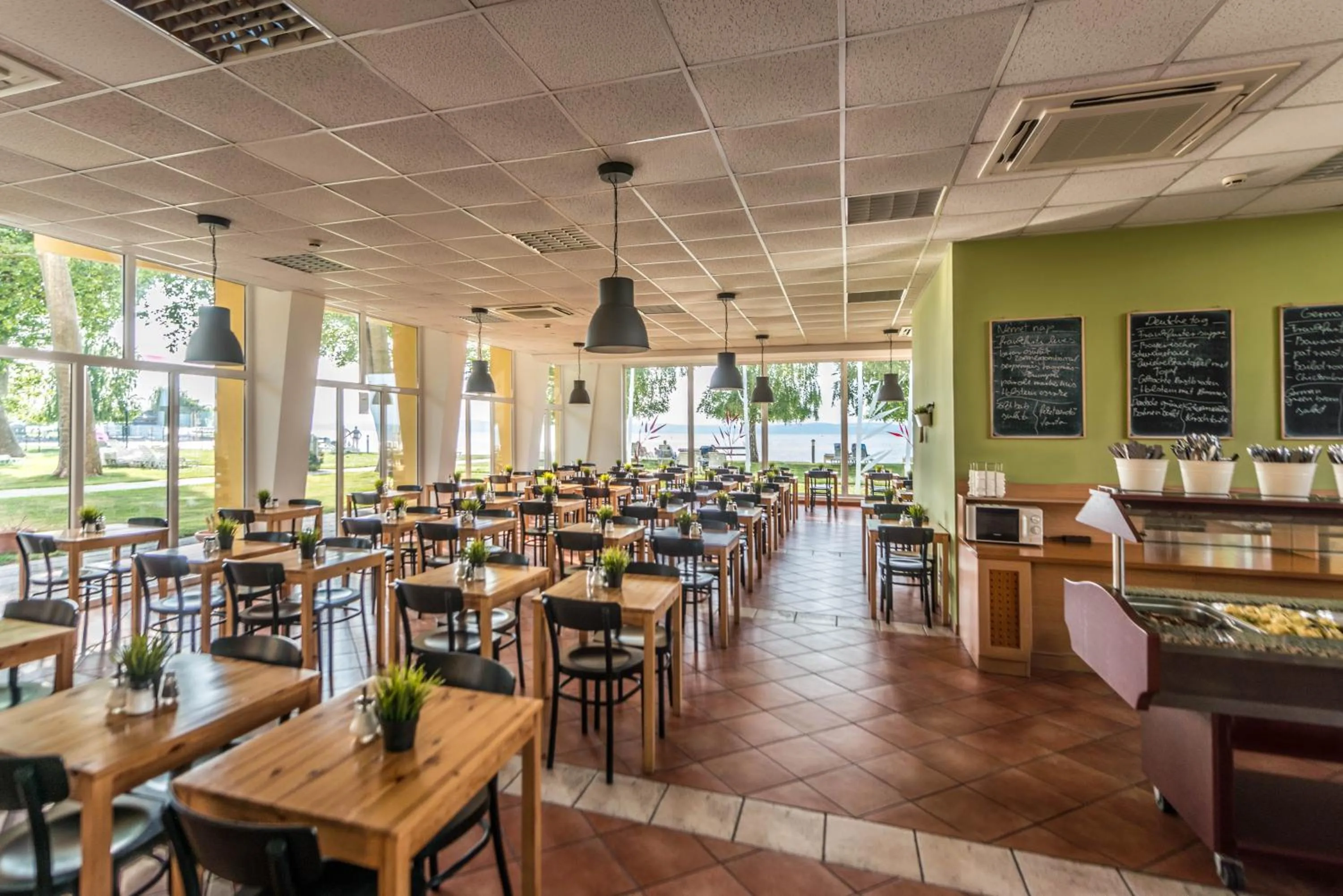 Restaurant/places to eat in Hotel Lido