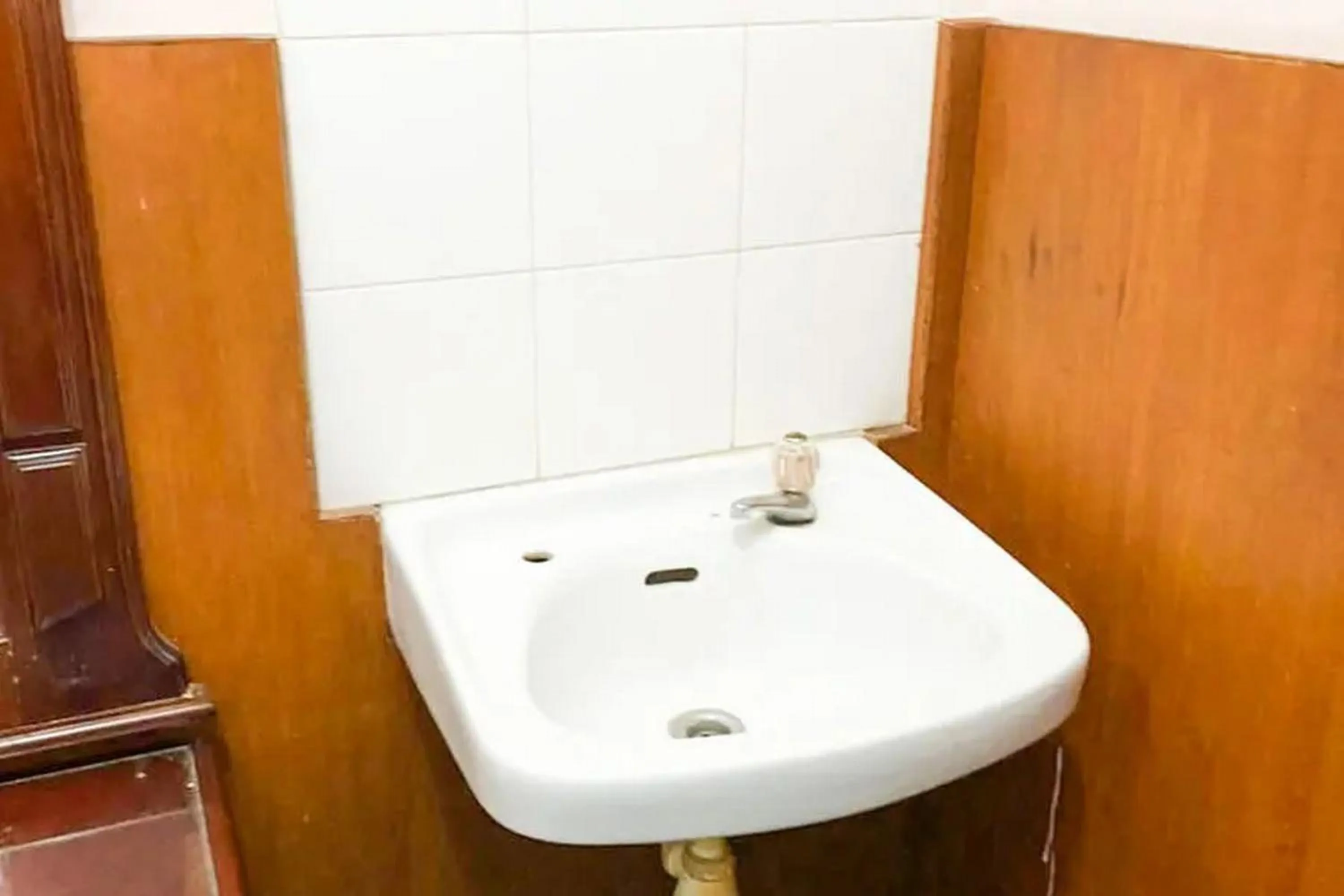 Bathroom in Hotel Shabine Rungkut Mitra RedDoorz