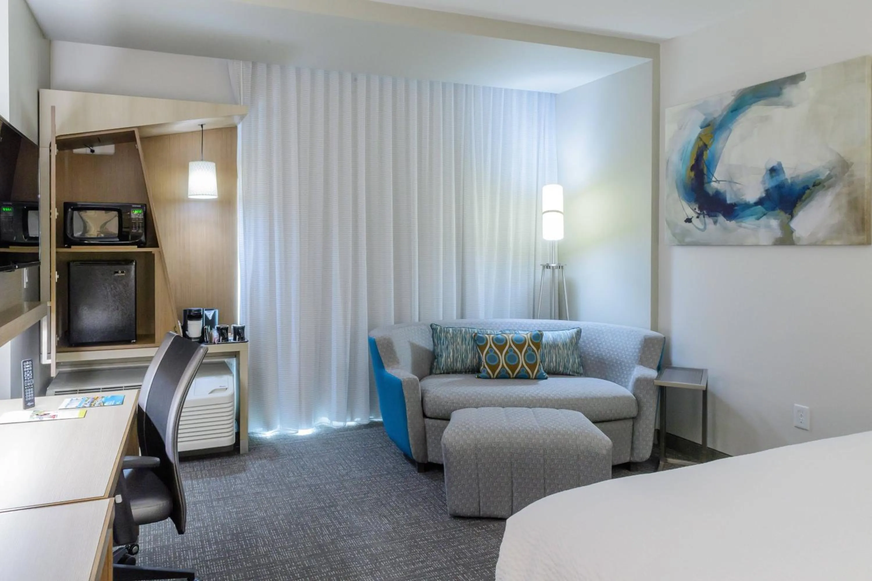 Photo of the whole room, Bed in Courtyard by Marriott Lake Jackson