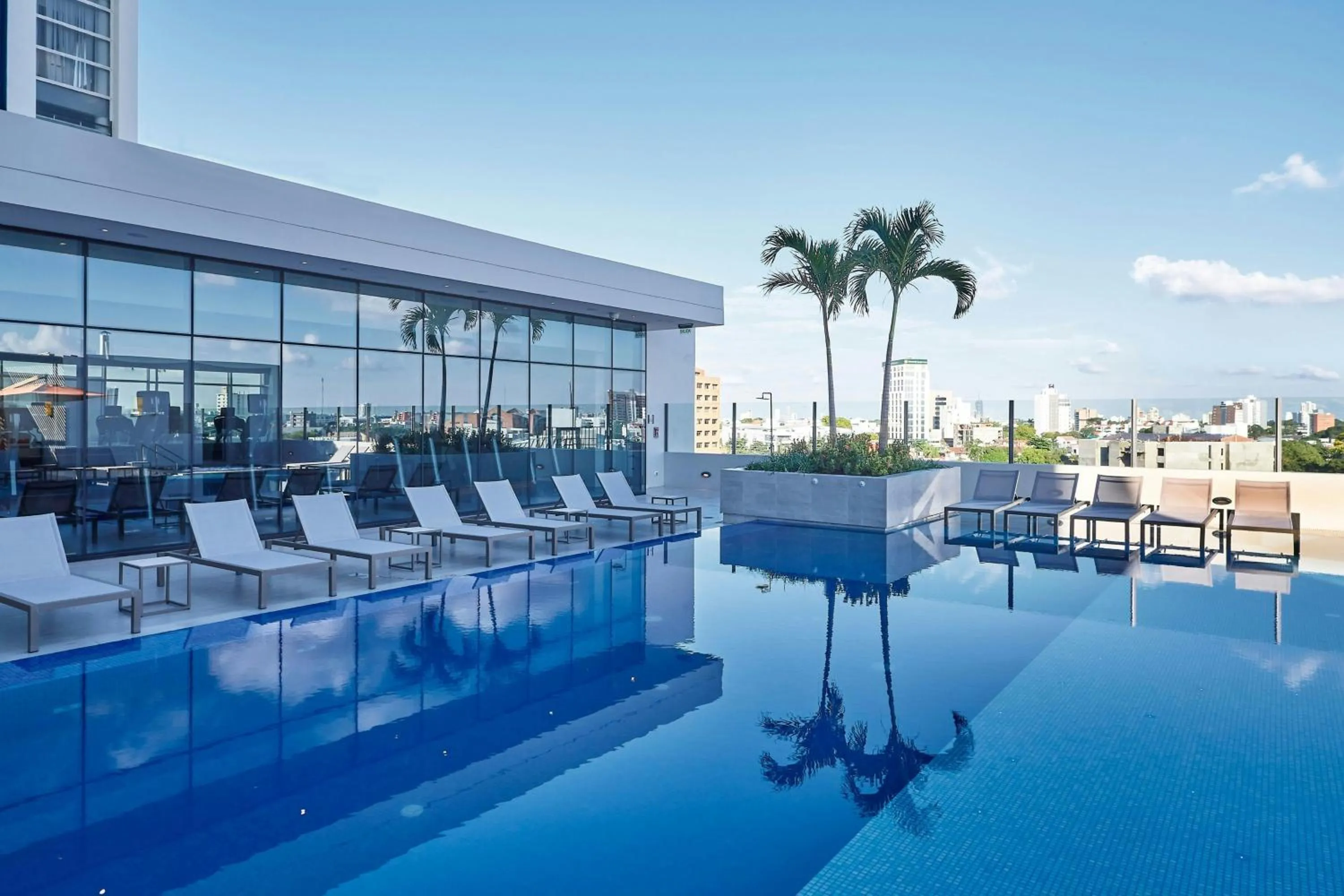 Swimming pool in Marriott Santa Cruz de la Sierra Hotel