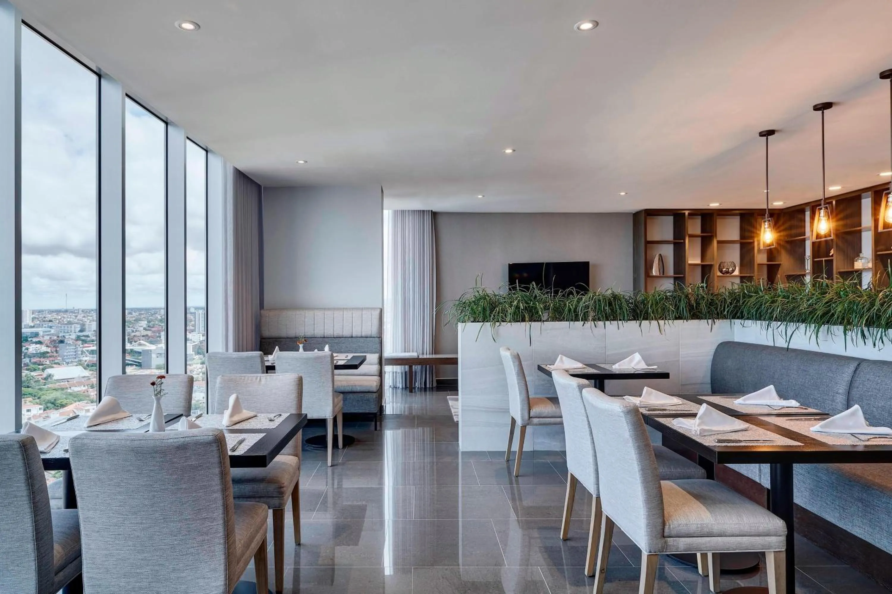 Lounge or bar in Marriott Santa Cruz de la Sierra Hotel