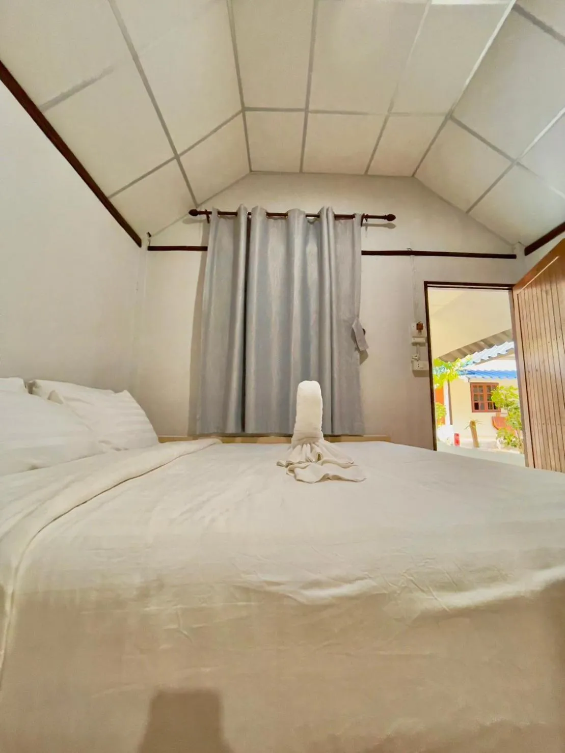 Bed in Sea To Moon Lipe