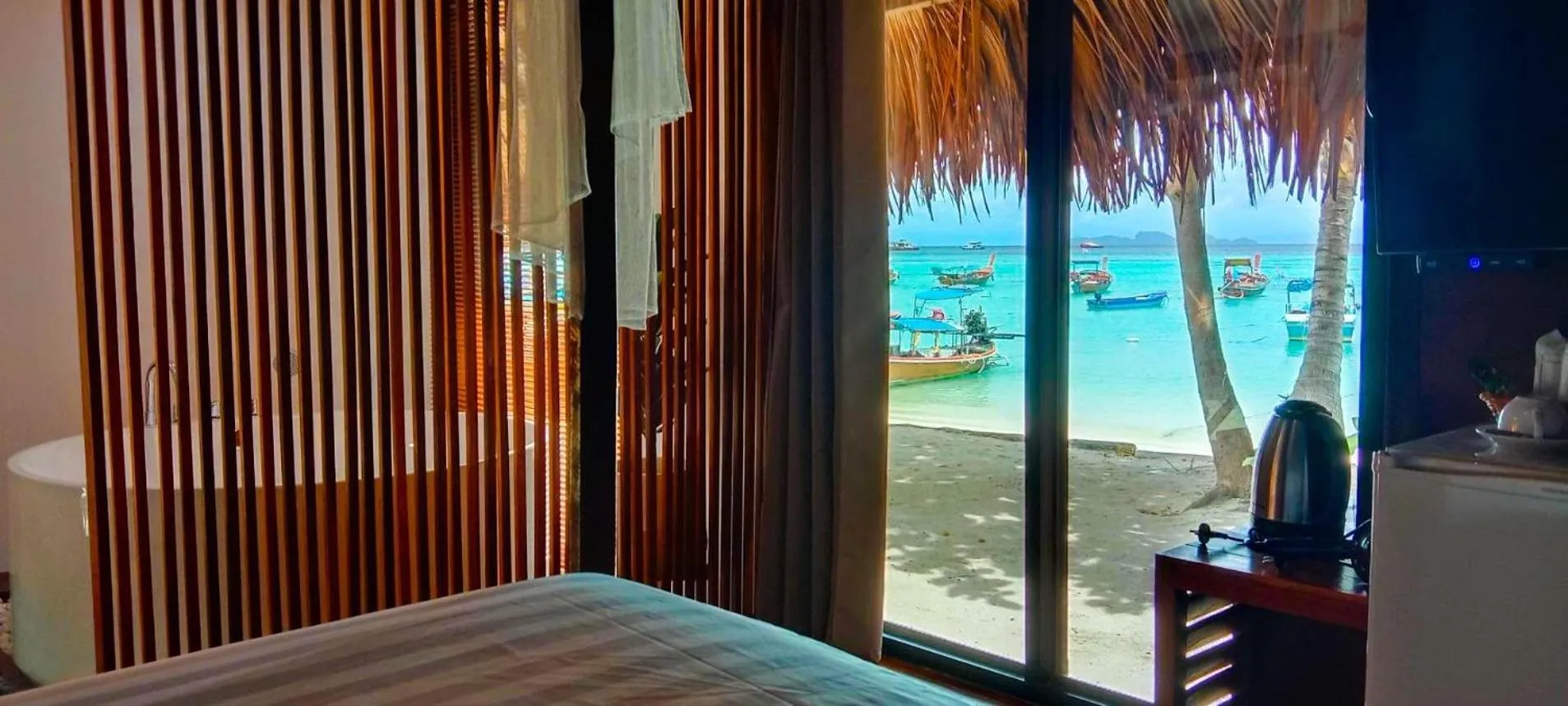 Bed in Sea To Moon Lipe