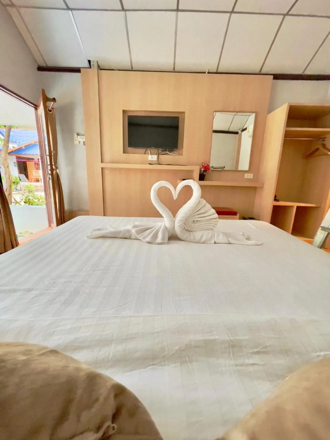 Bed in Sea To Moon Lipe