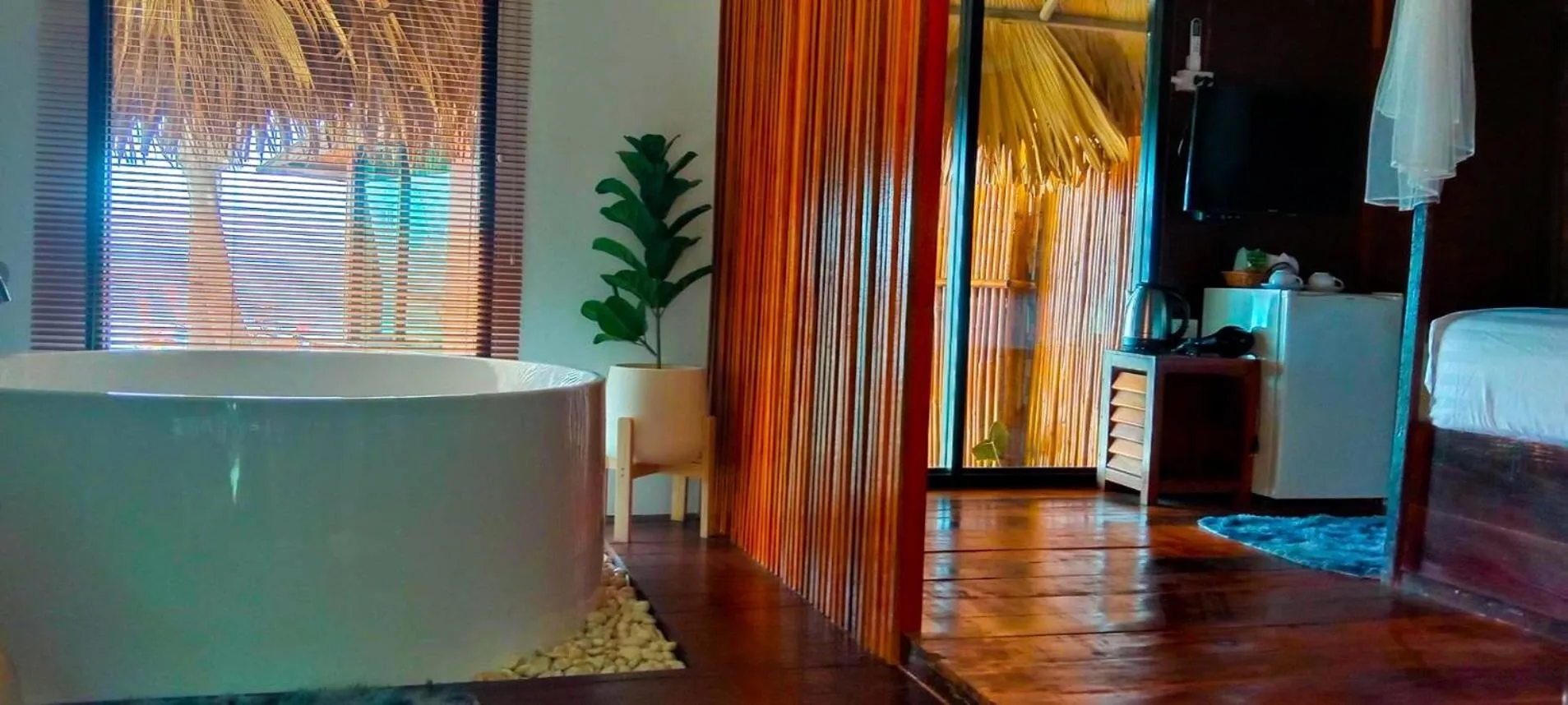 Bed in Sea To Moon Lipe