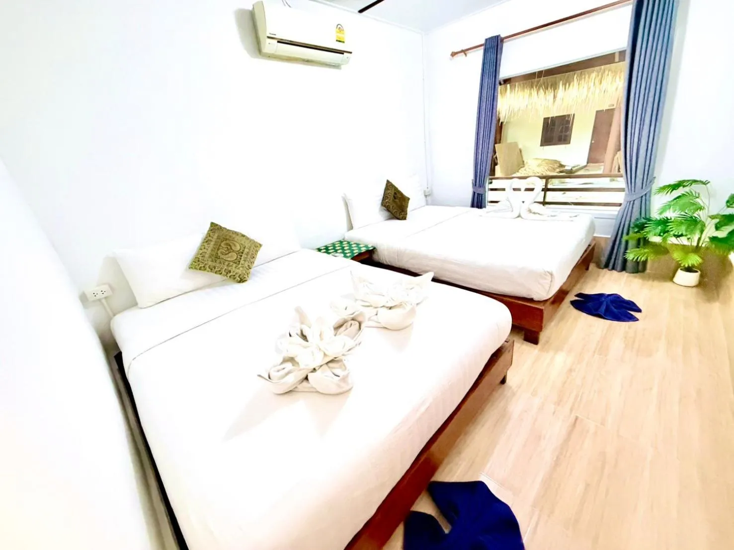 Bed in Sea To Moon Lipe