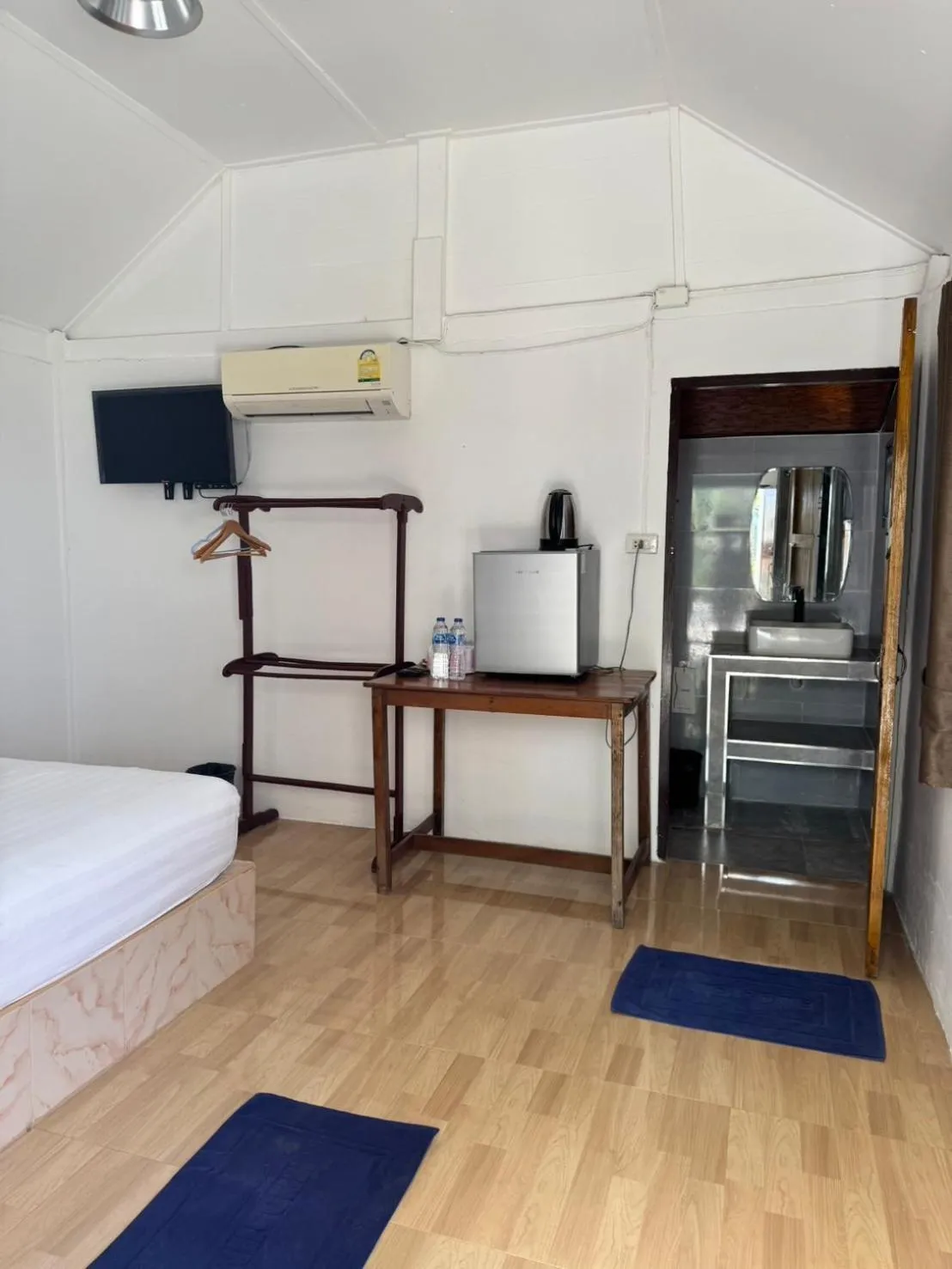 Bed in Sea To Moon Lipe