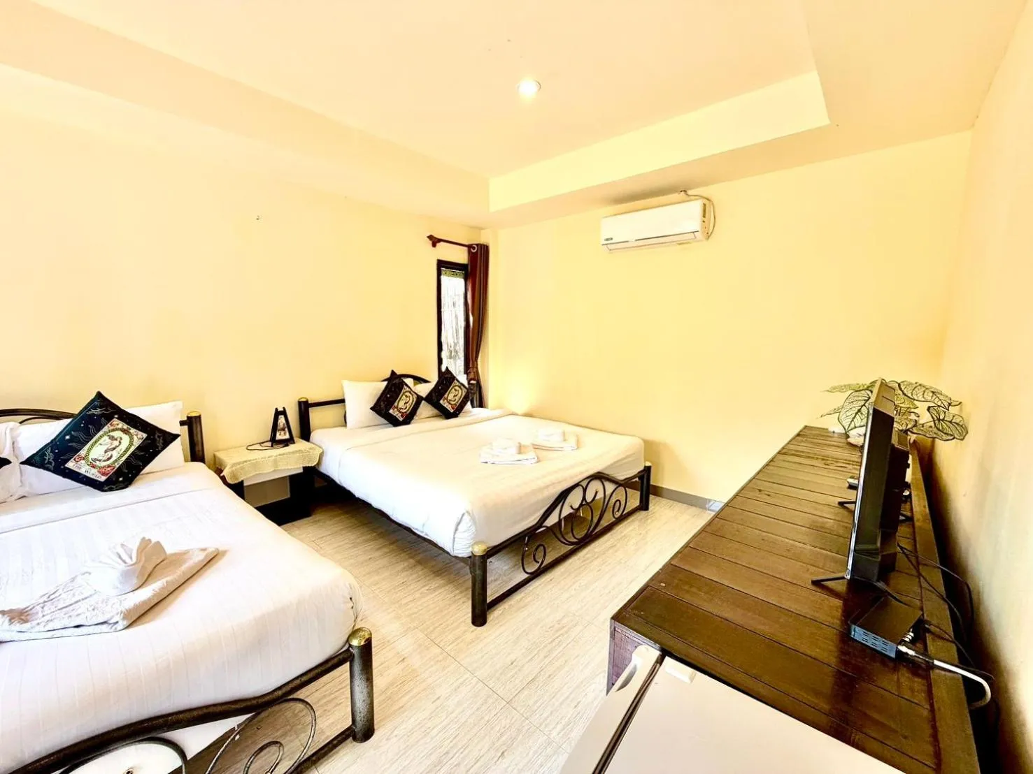 Bed in Sea To Moon Lipe