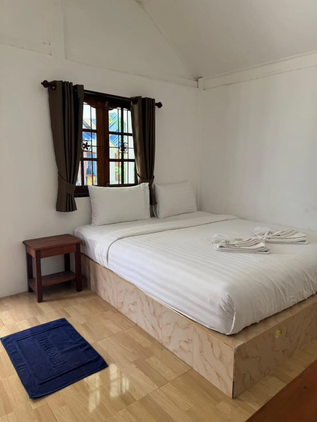 Bed in Sea To Moon Lipe