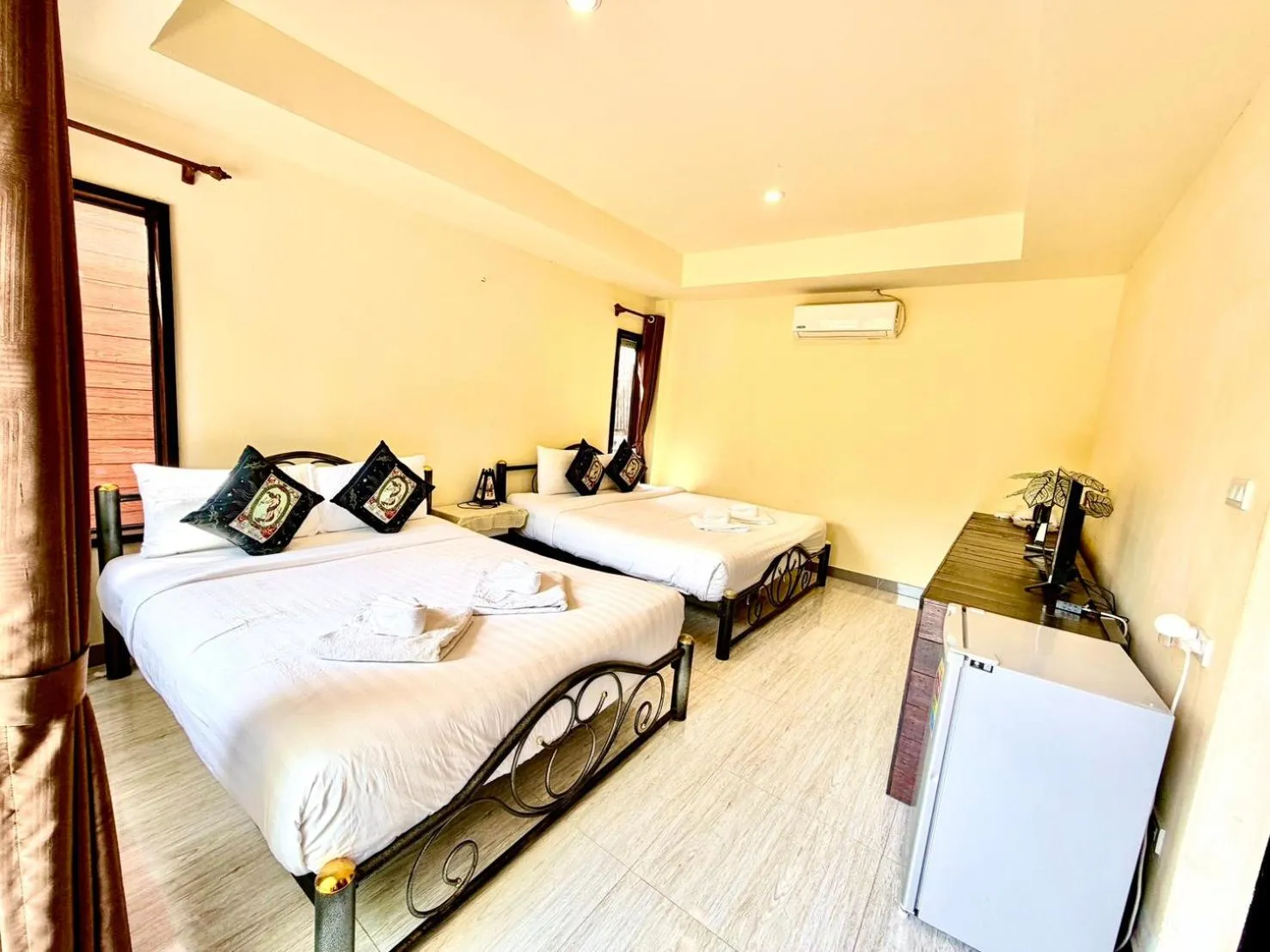 Bed in Sea To Moon Lipe