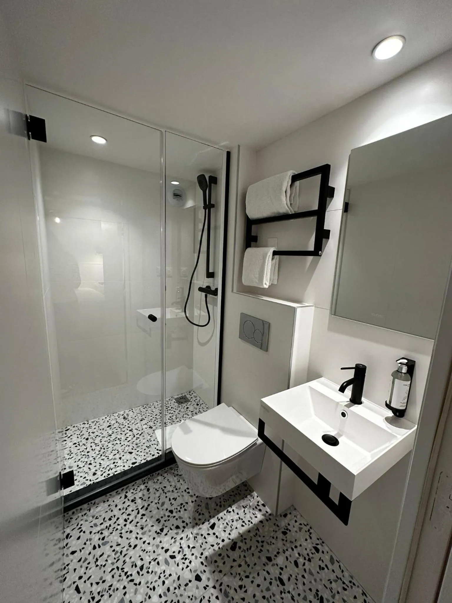 Shower in Trendy Canettes Hotel