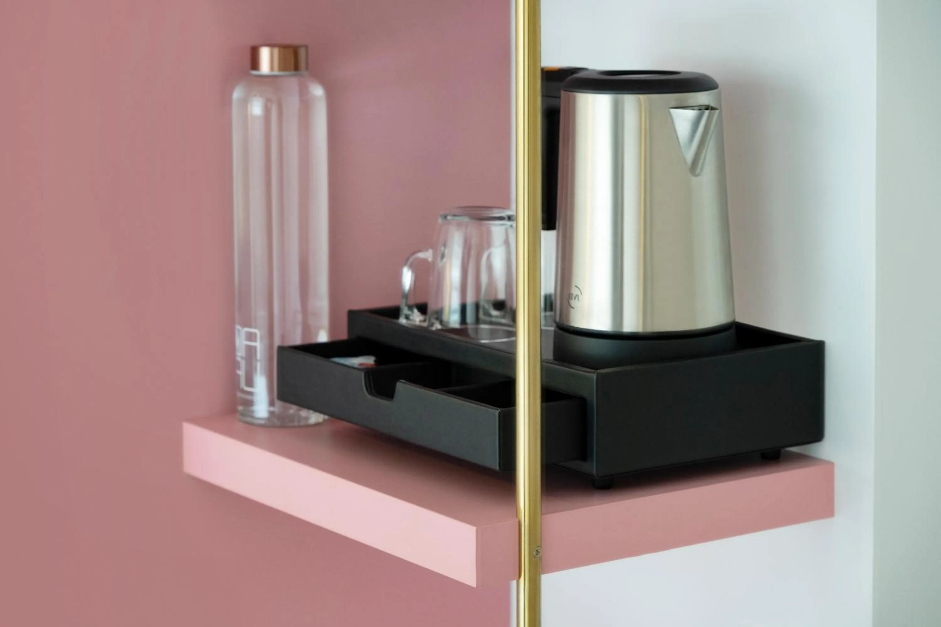 Coffee/tea facilities in Trendy Canettes Hotel