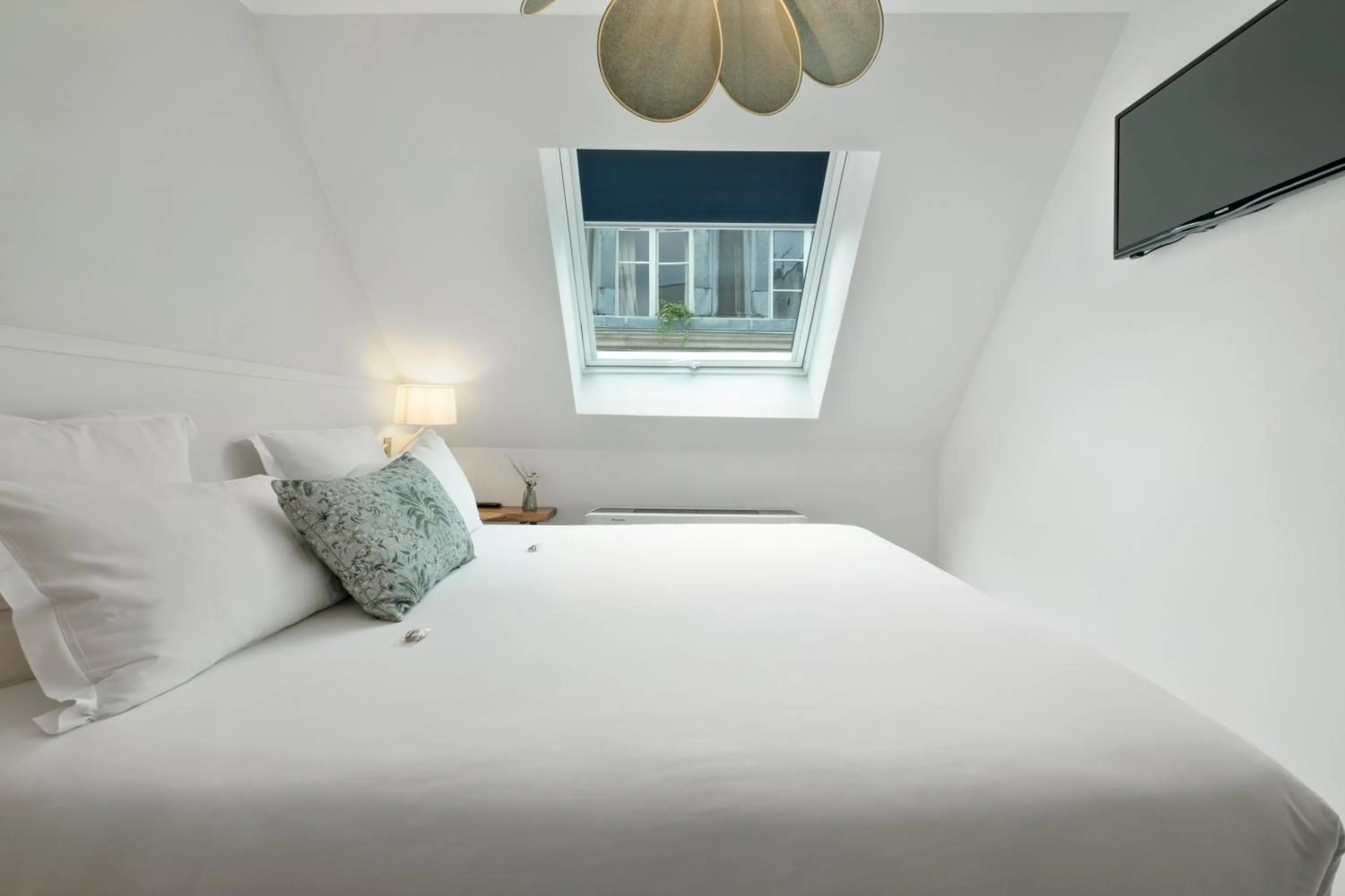 Photo of the whole room, Bed in Trendy Canettes Hotel