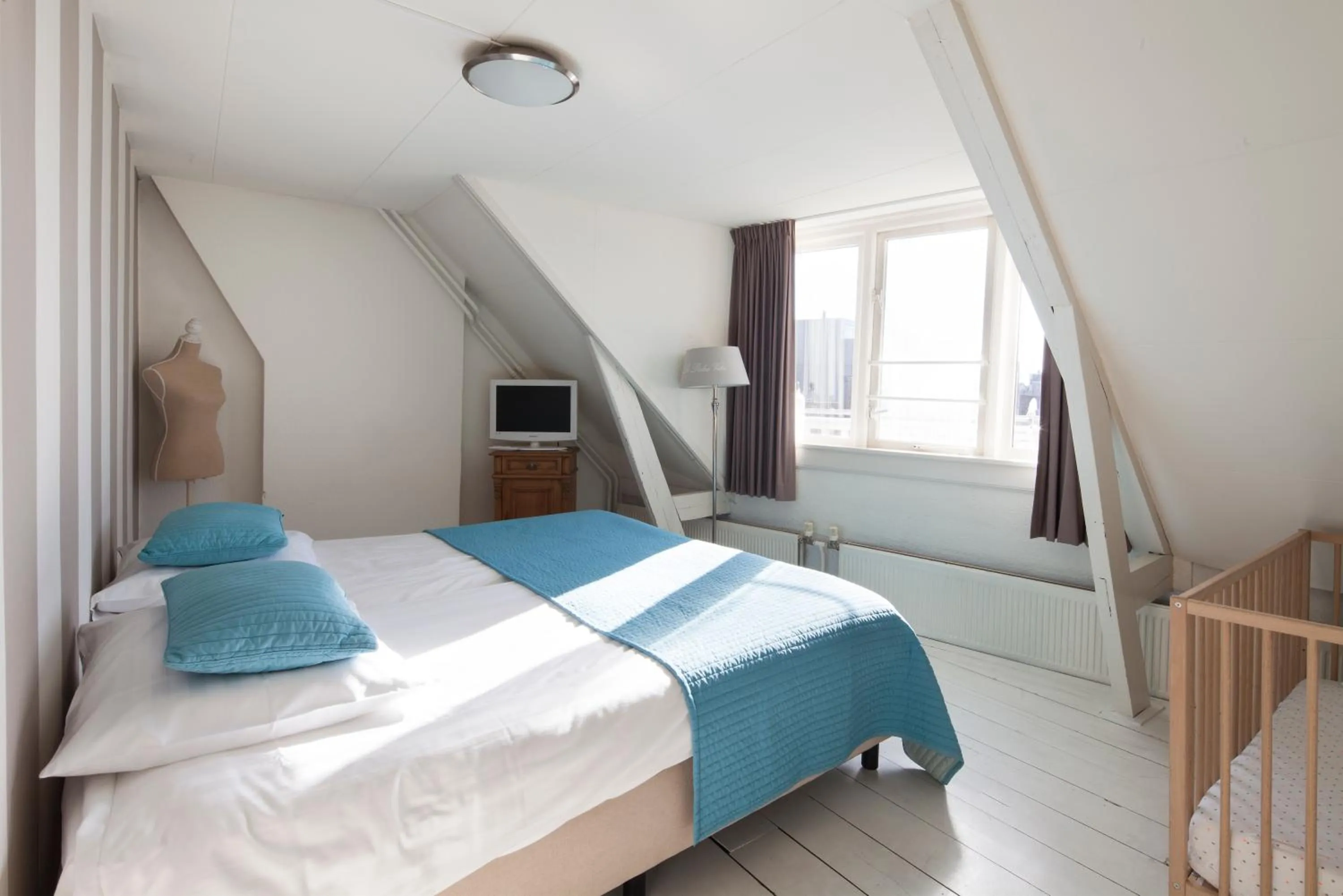 Bed in Hotel Grand Cafe Deight