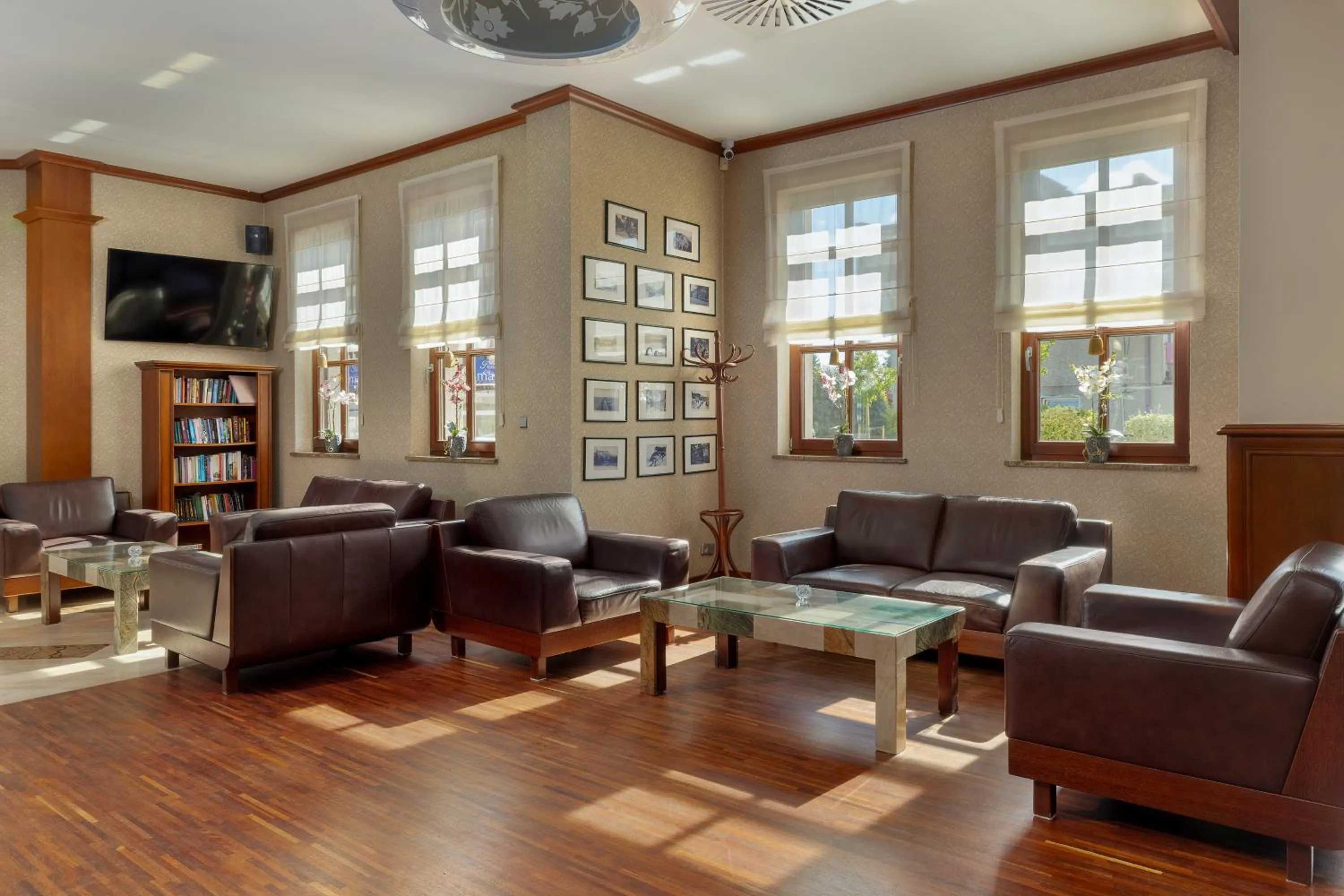 Lounge or bar in Hotel&Spa Stary Dziwnów basen swimming pool