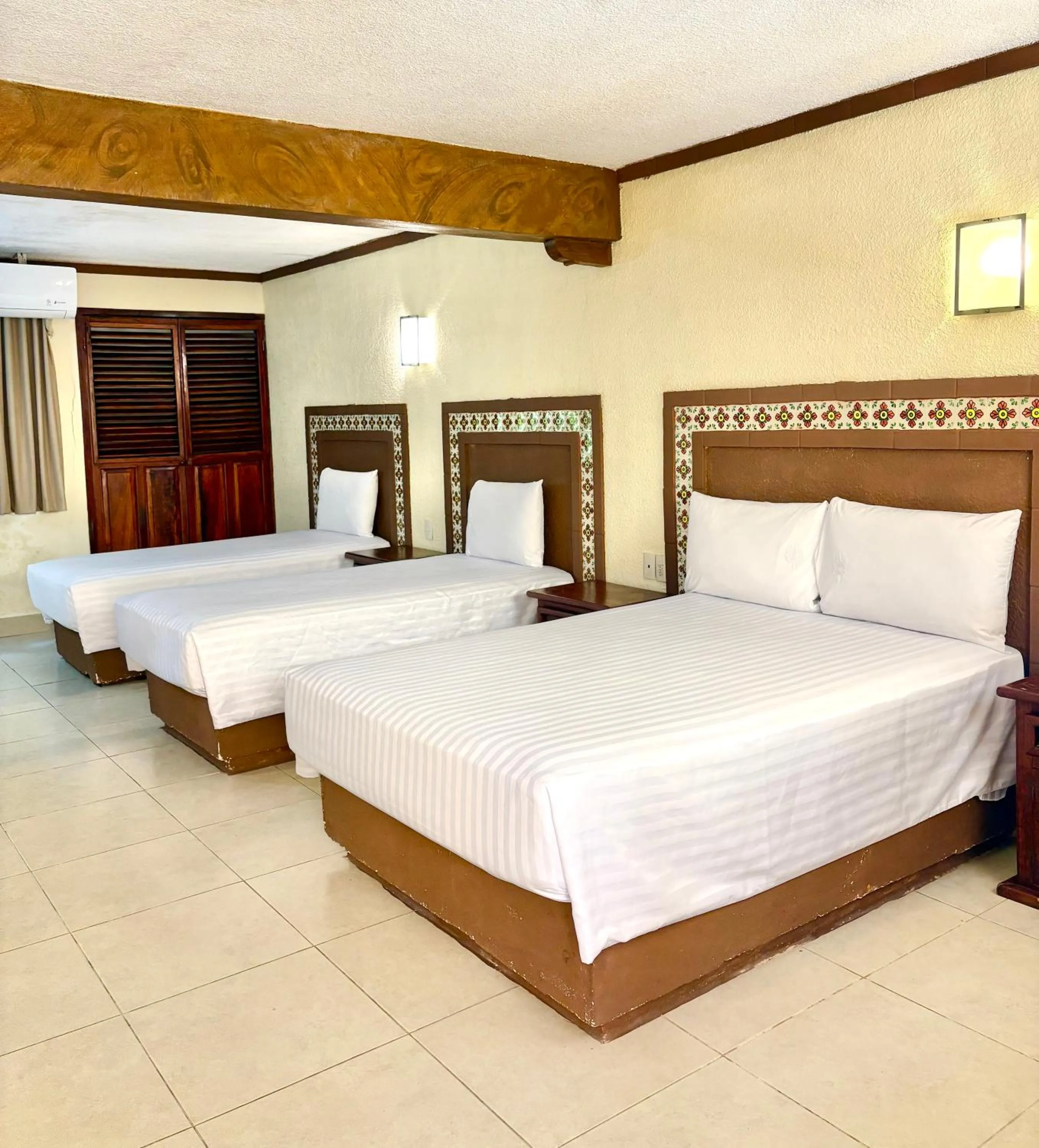 Photo of the whole room, Bed in Suites Cancun Center