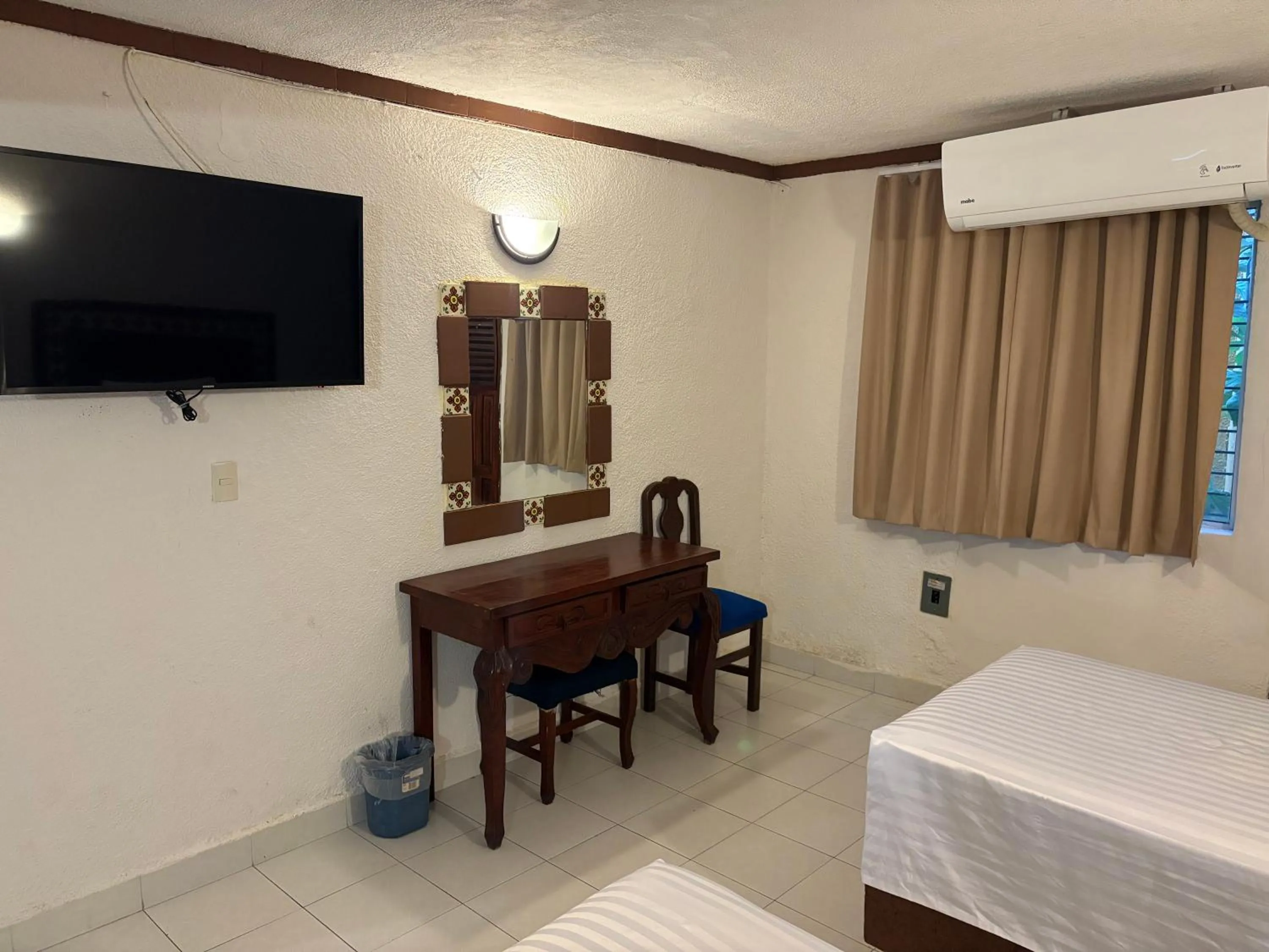 Photo of the whole room, Bed in Suites Cancun Center