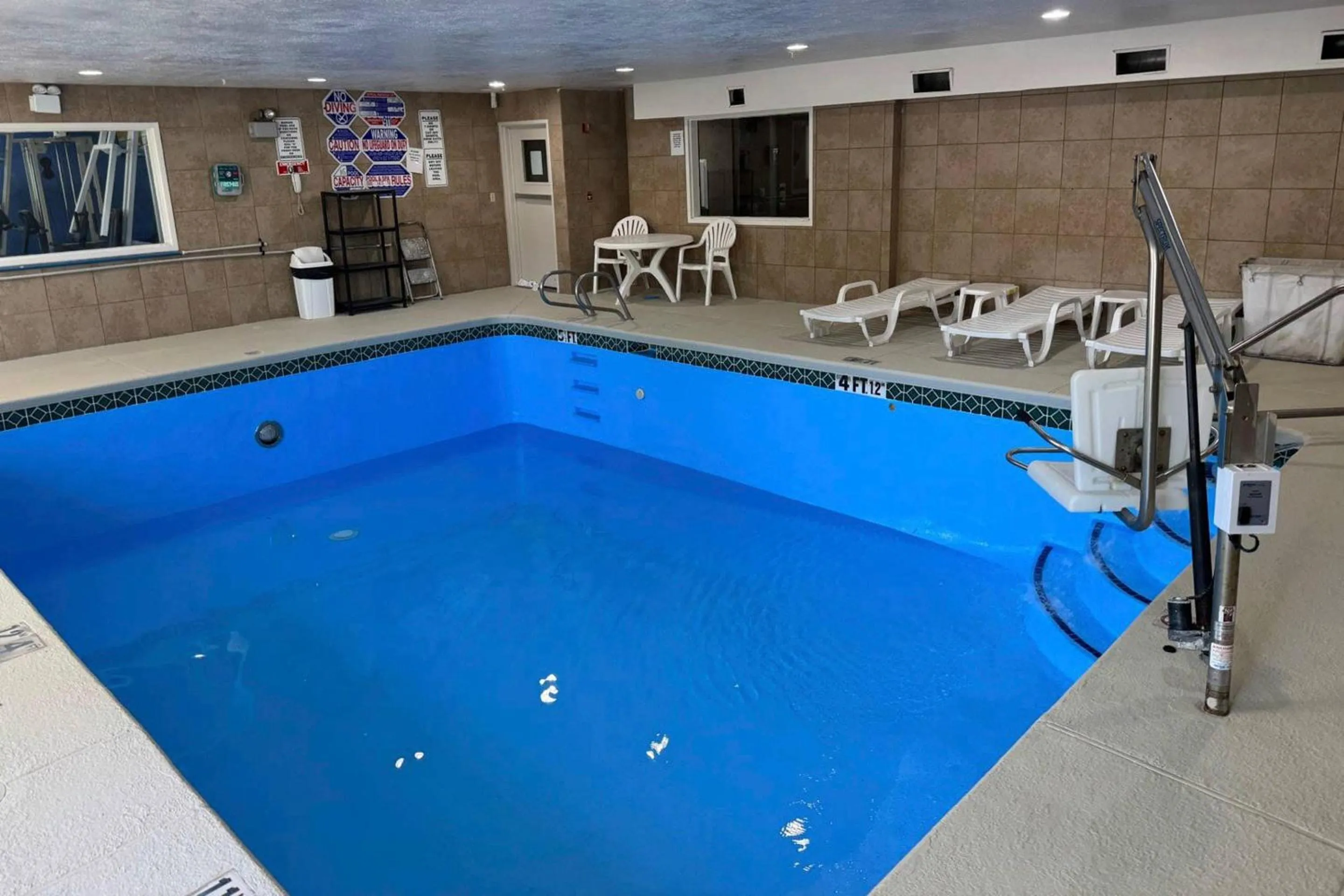 Swimming pool in Comfort Suites Albuquerque-North Journal Center