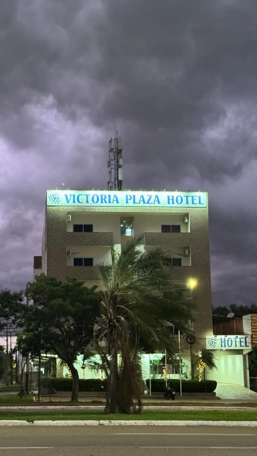 Facade/entrance in Victoria Plaza Hotel