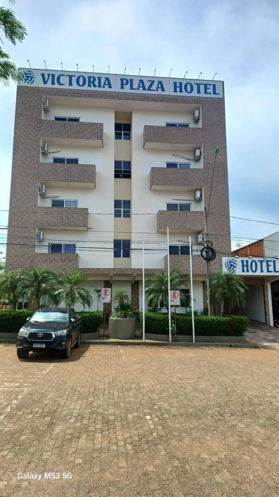 Facade/entrance in Victoria Plaza Hotel