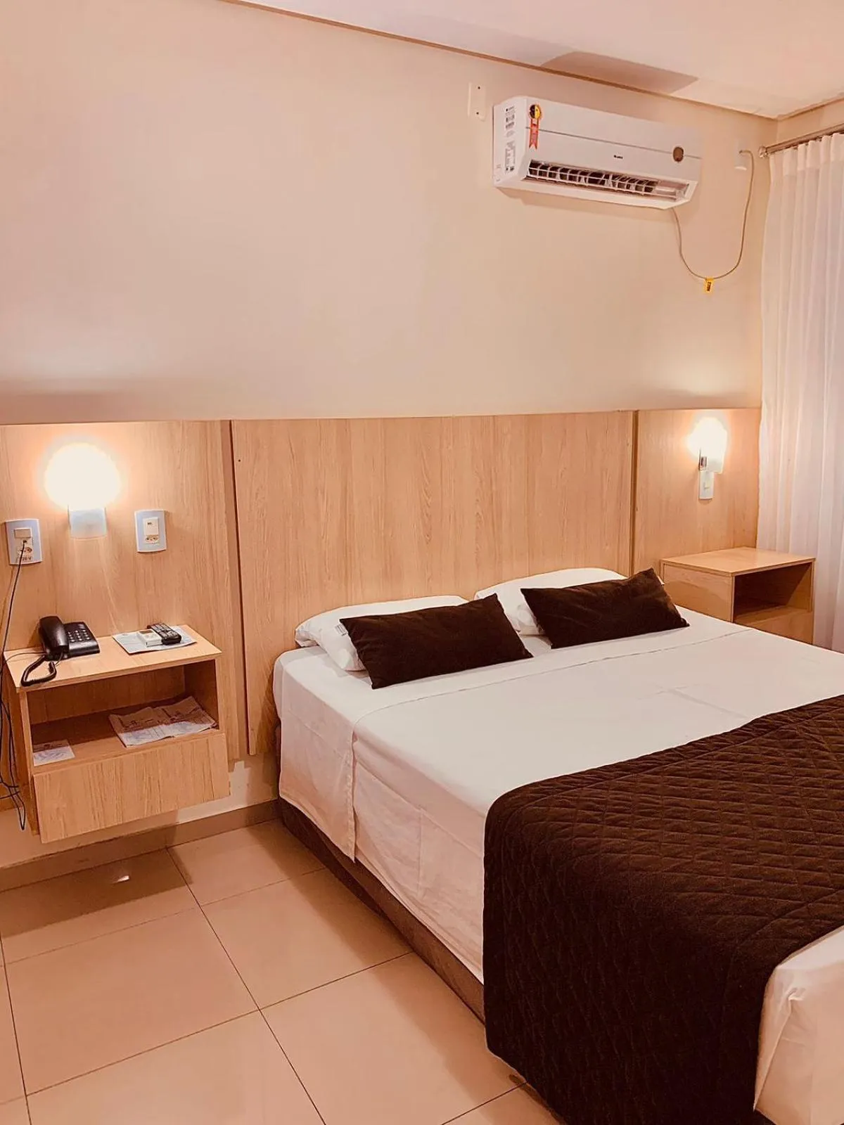 Bed in Victoria Plaza Hotel