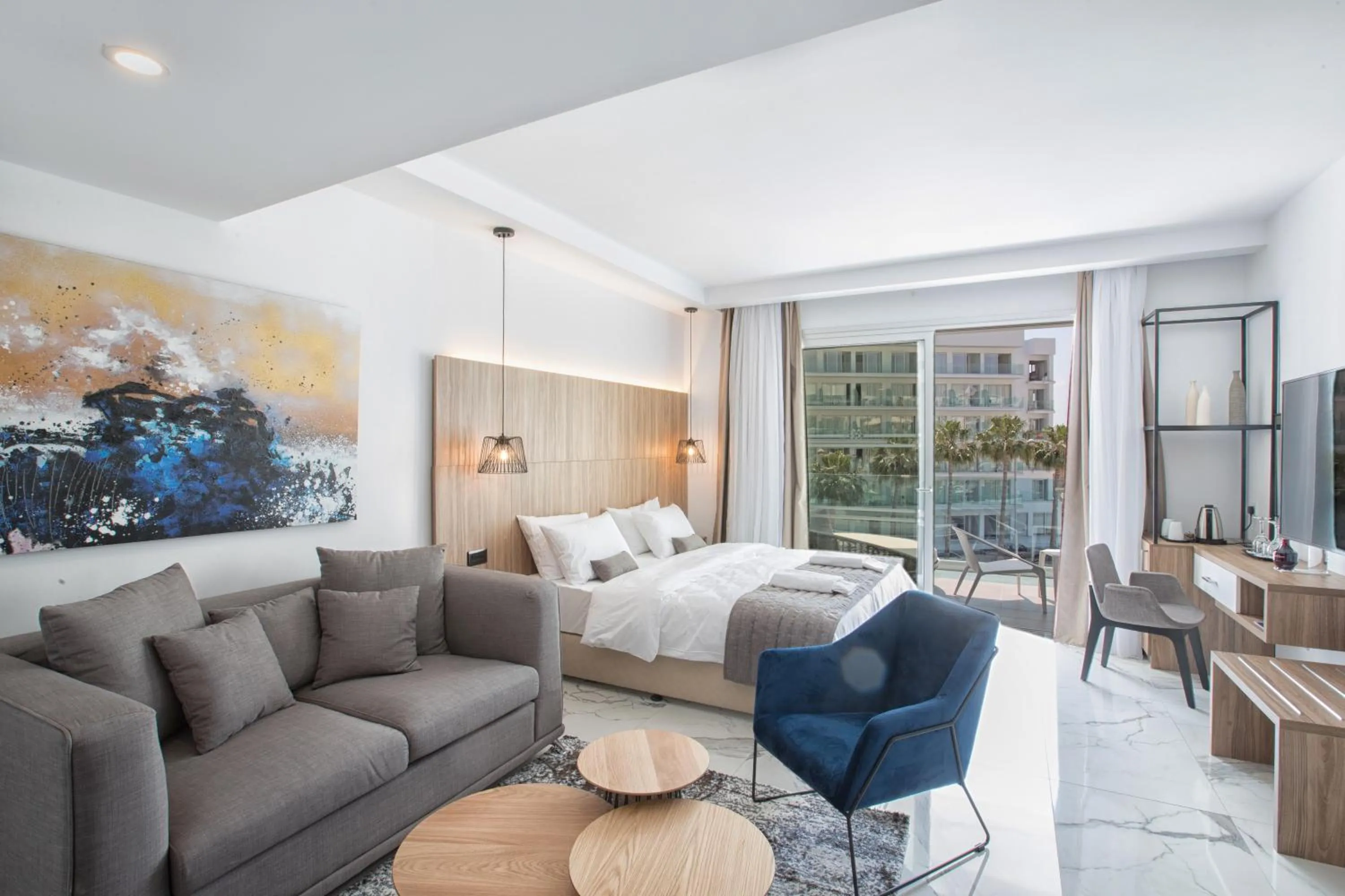 Seating area, Bed in The Blue Ivy Hotel & Suites