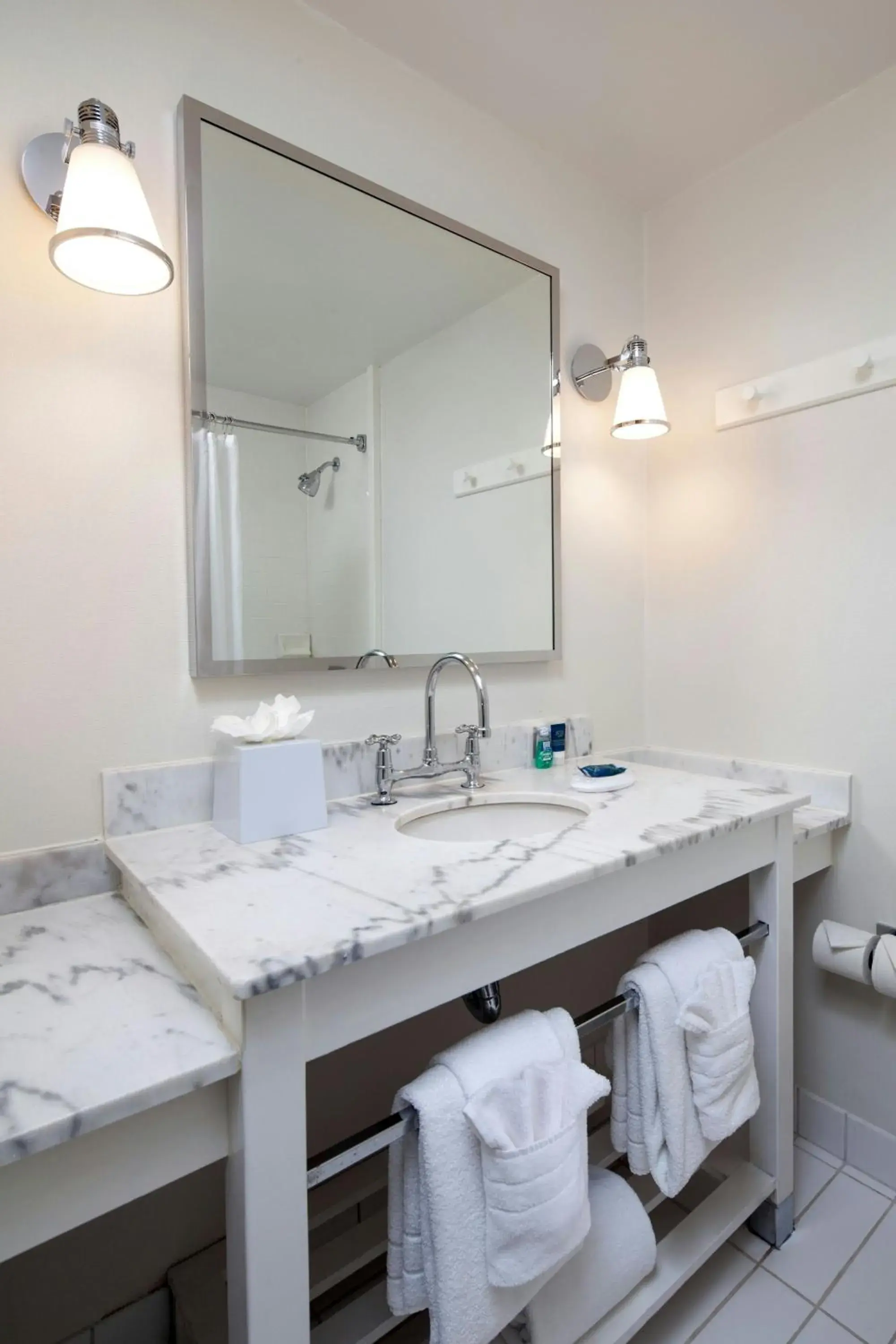 King Room with Adapted Tub - Mobility Accessible in Four Points by Sheraton San Diego King Room with Adapted Tub - Mobility Accessible in Four Points by Sheraton San Diego