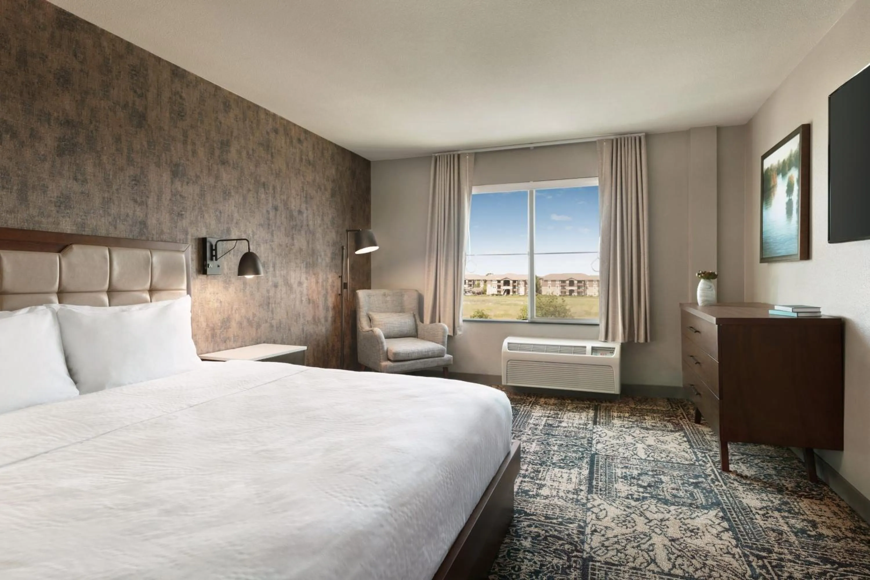 Bedroom, Bed in Four Points by Sheraton Sacramento Airport