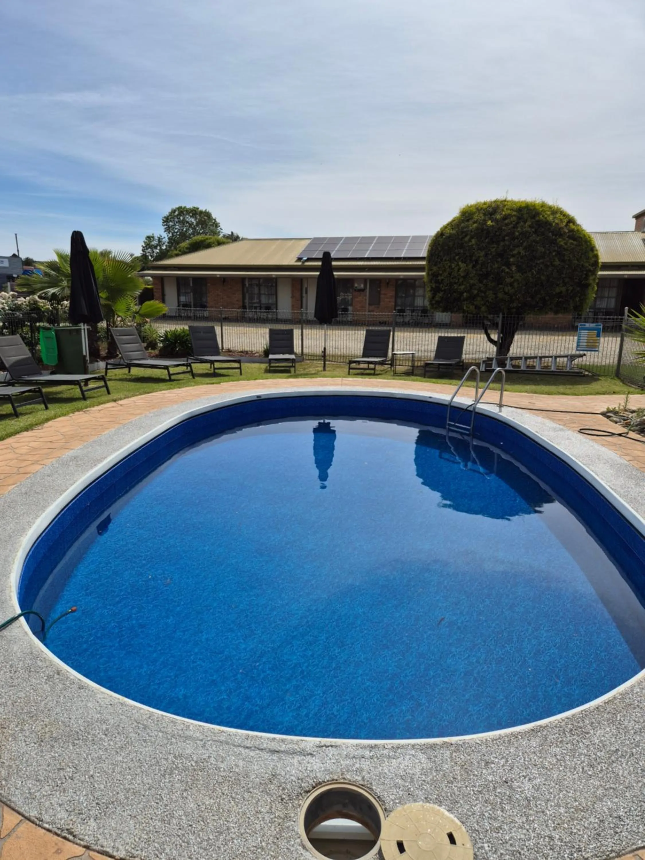 Swimming pool in Statesman Motor Inn