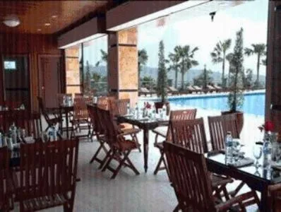 Restaurant/places to eat in Royal Senyiur Hotel