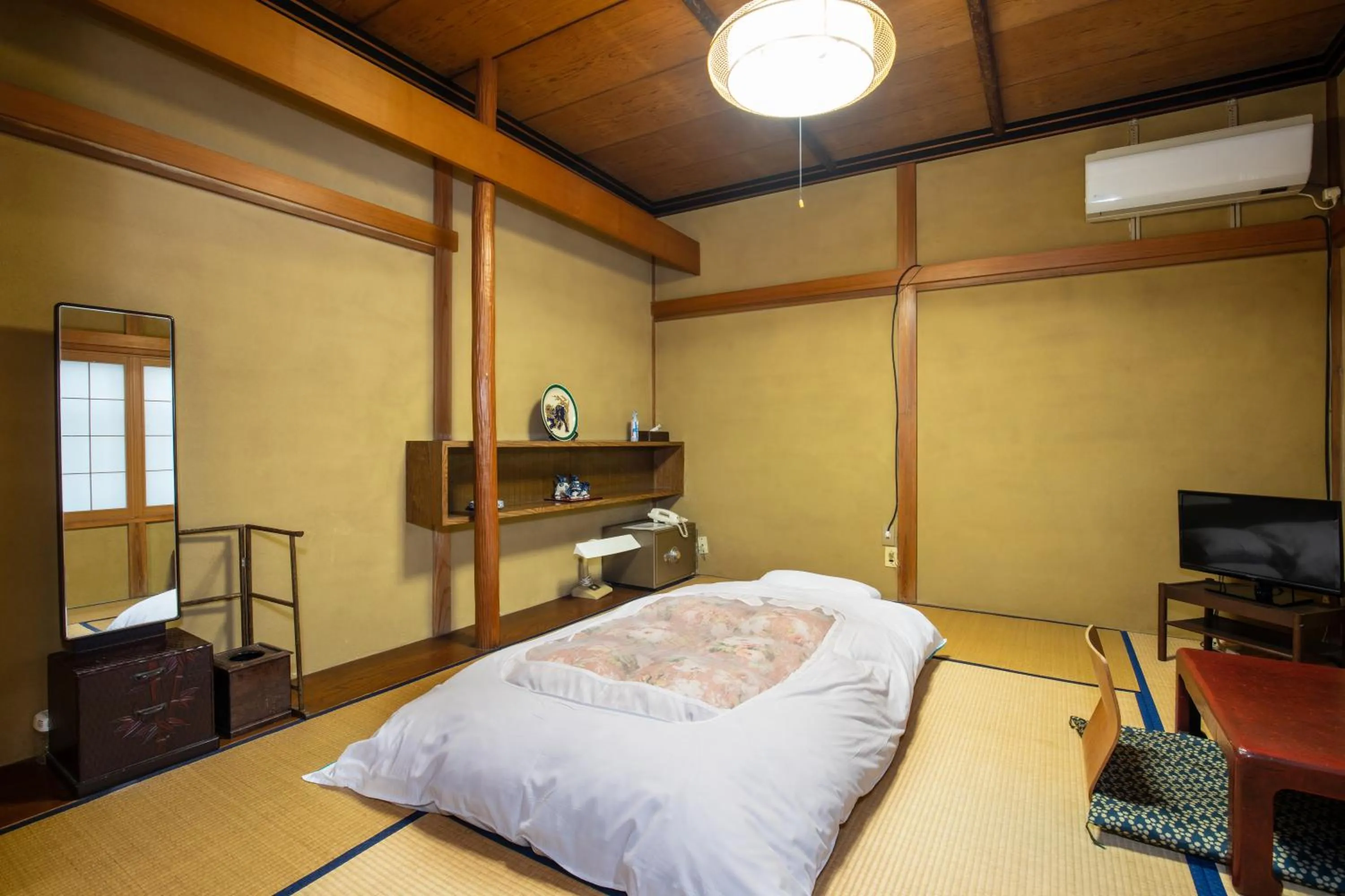 Photo of the whole room, Bed in Daibutsu Ryokan