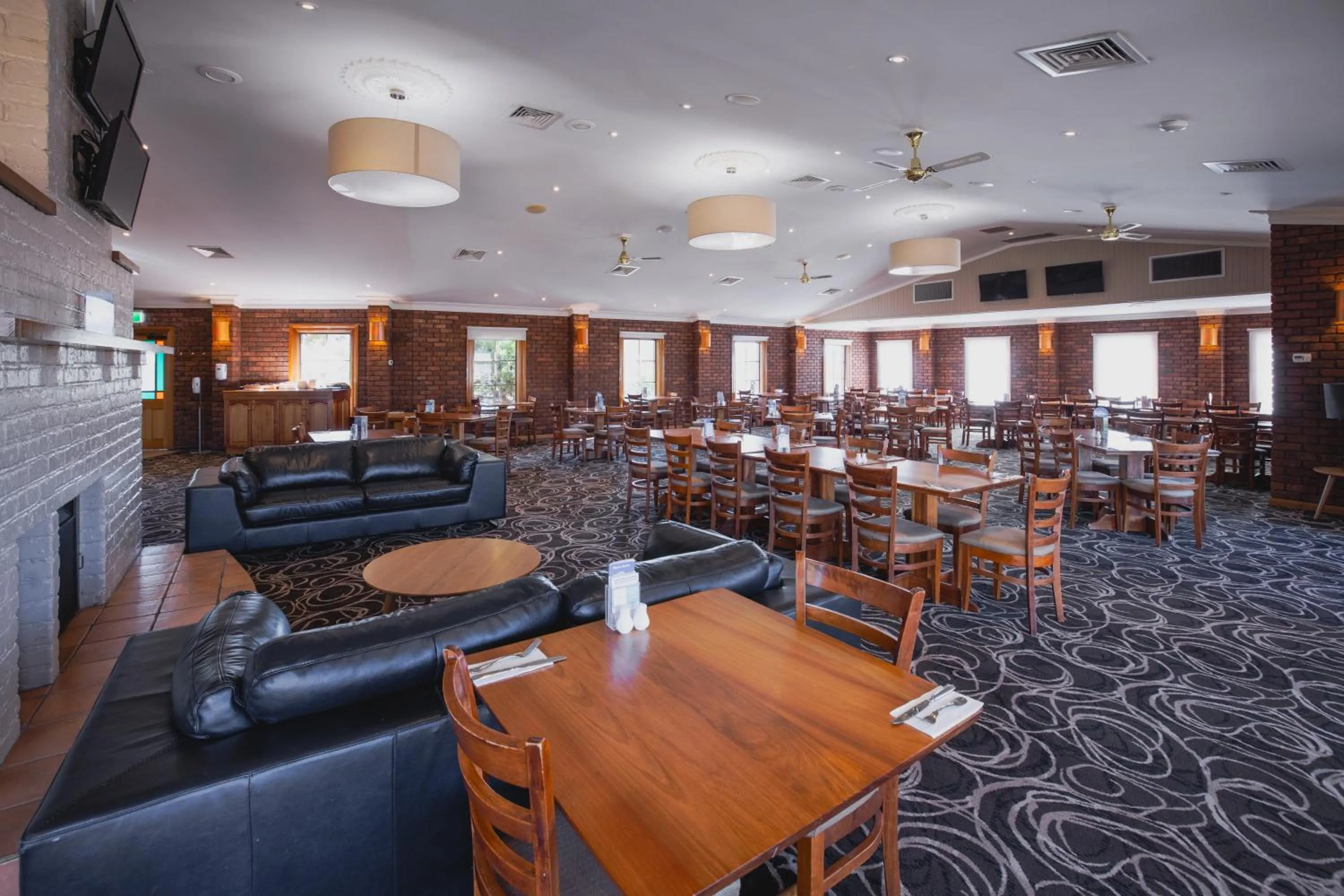 Restaurant/places to eat in Country Club Villas