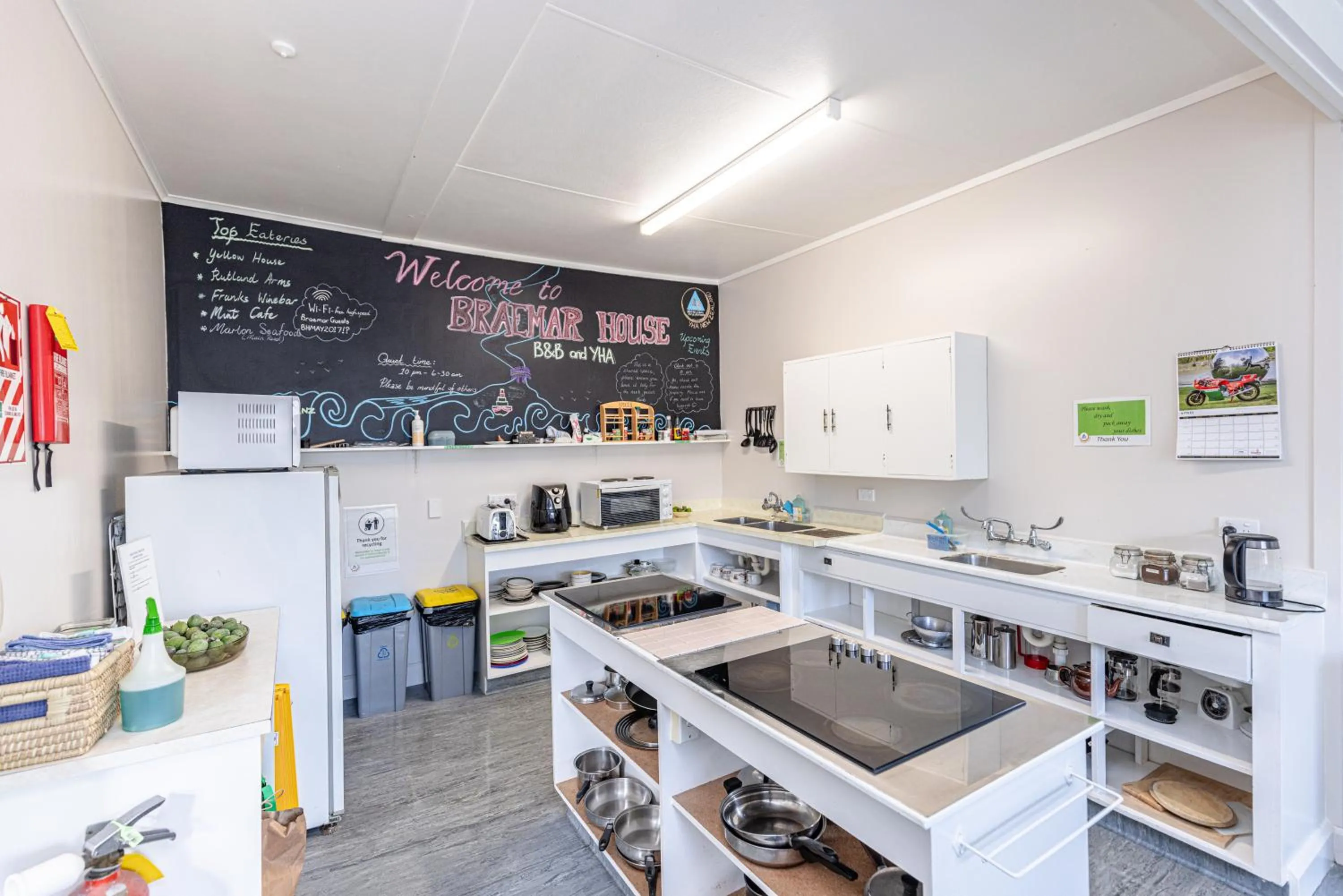 Kitchen or kitchenette in Braemar House B&B and YHA Hostel
