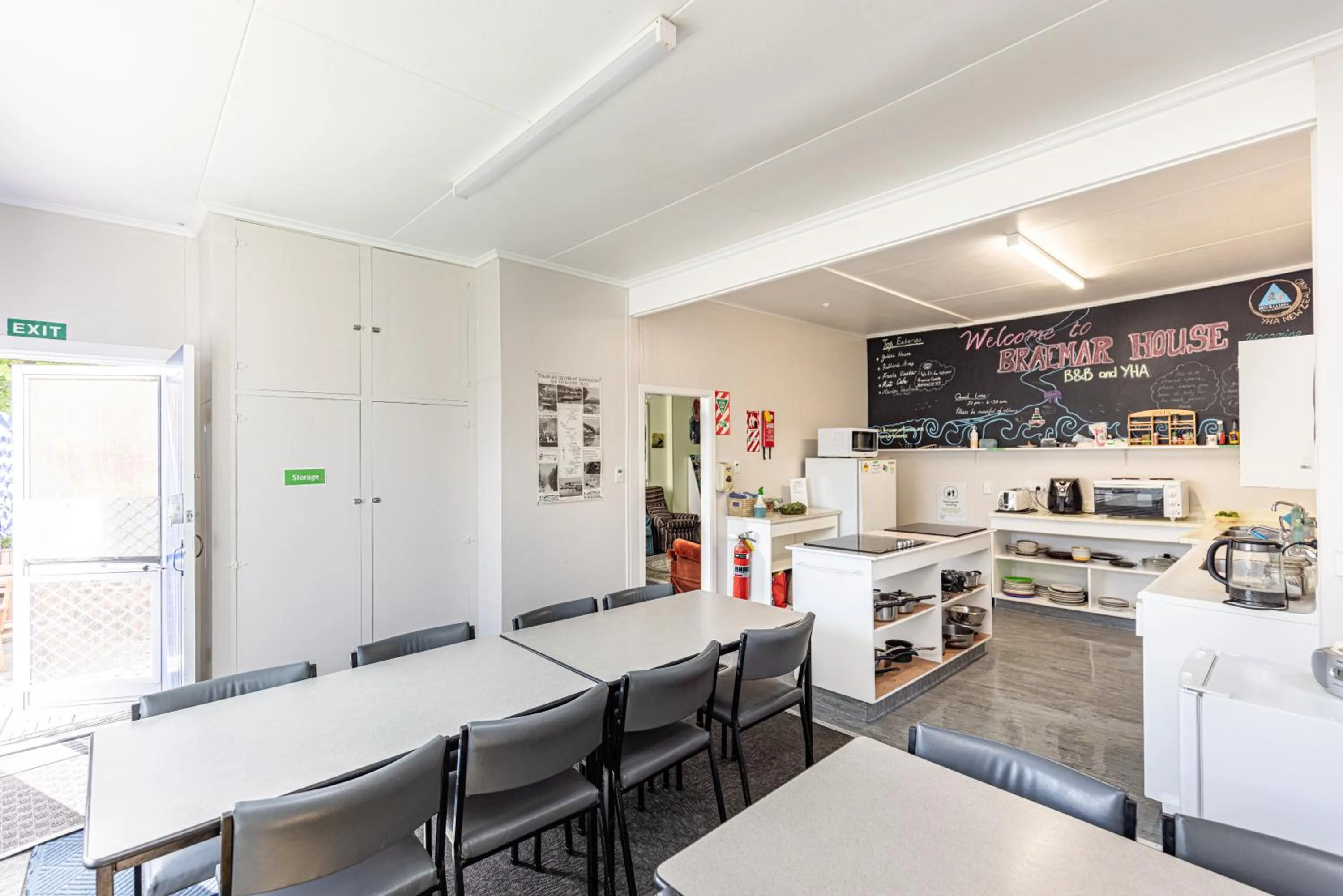 Communal kitchen in Braemar House B&B and YHA Hostel