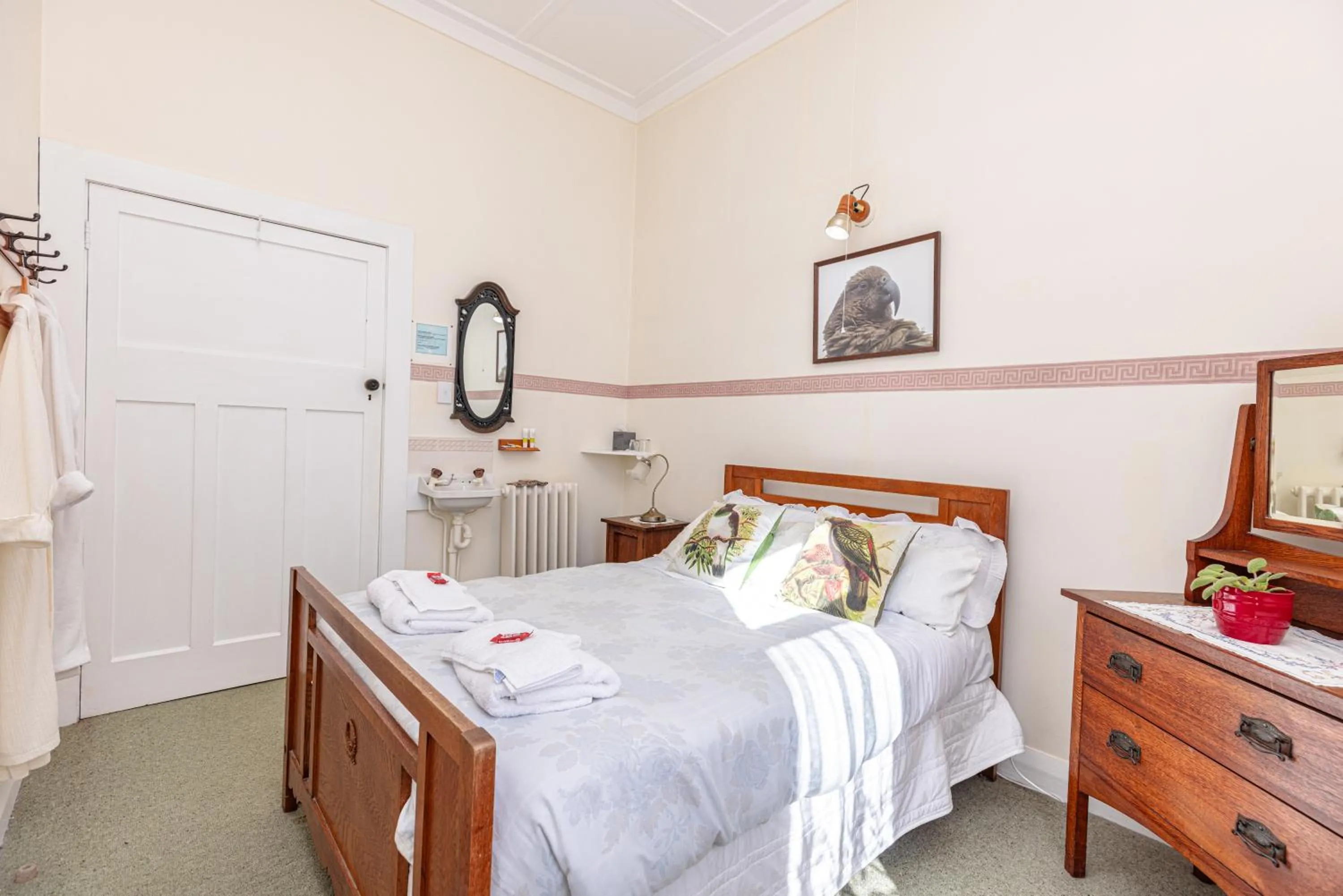 Photo of the whole room, Bed in Braemar House B&B and YHA Hostel
