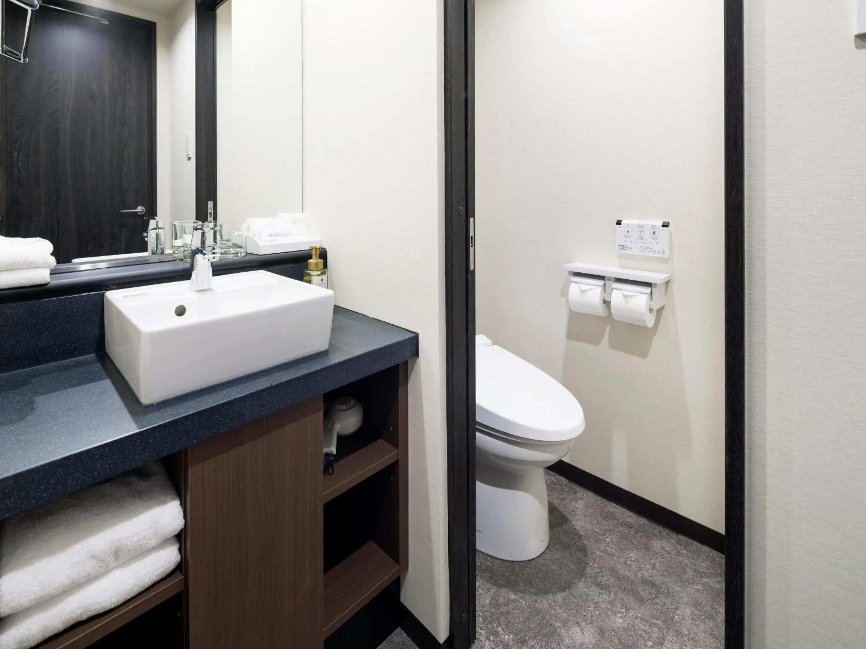 Superior Twin Room for 3 people - Cleaning every 4 days in Hundred Stay Tokyo Shinjuku Superior Twin Room for 3 people - Cleaning every 4 days in Hundred Stay Tokyo Shinjuku