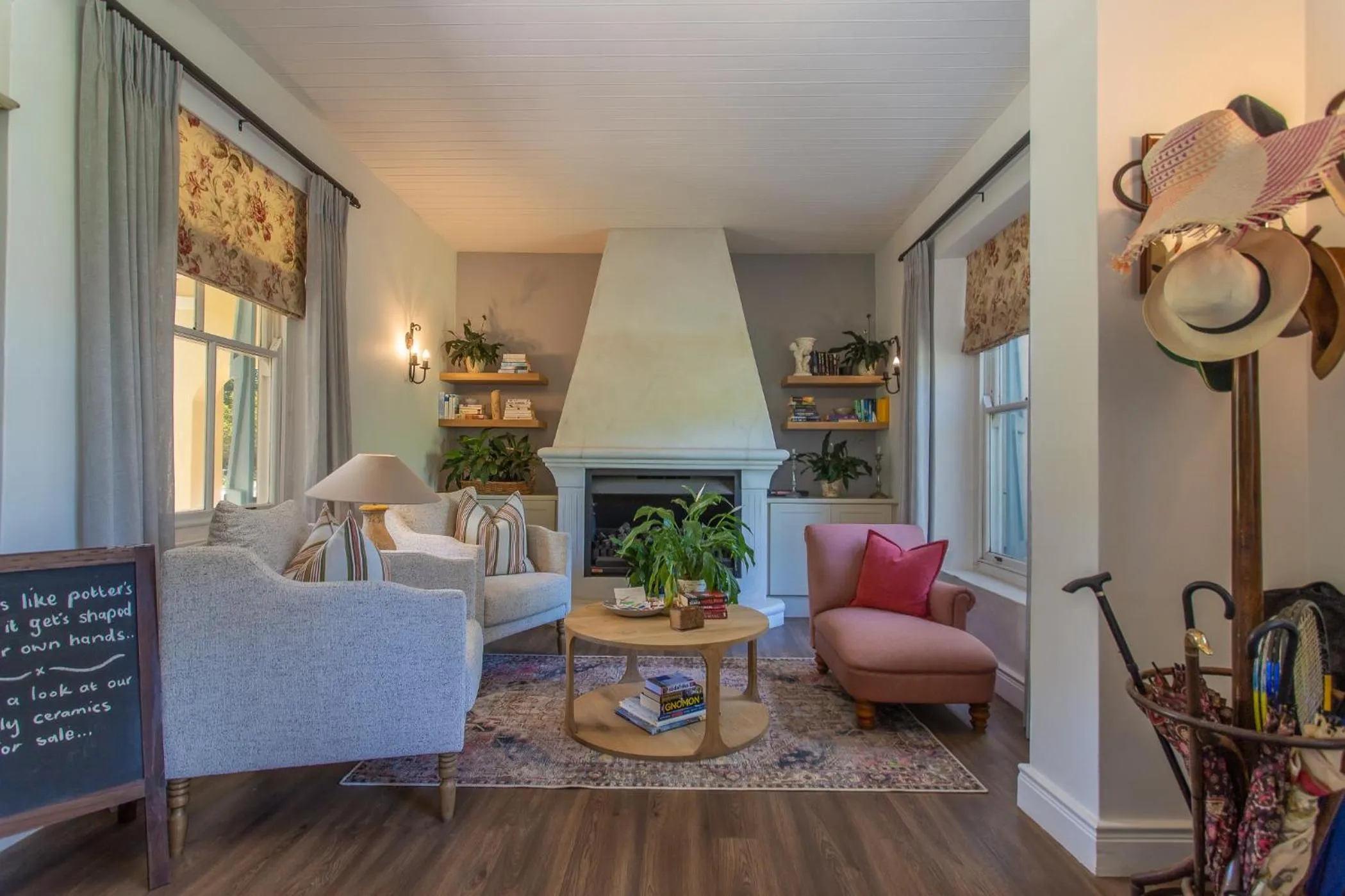 Lounge or bar in Auberge Clermont