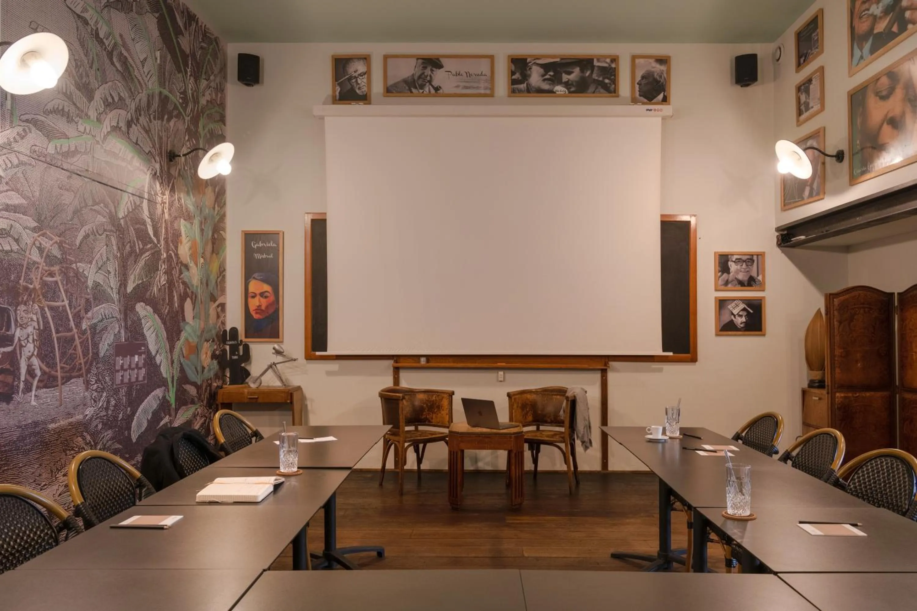 Seating area in Collège Hôtel
