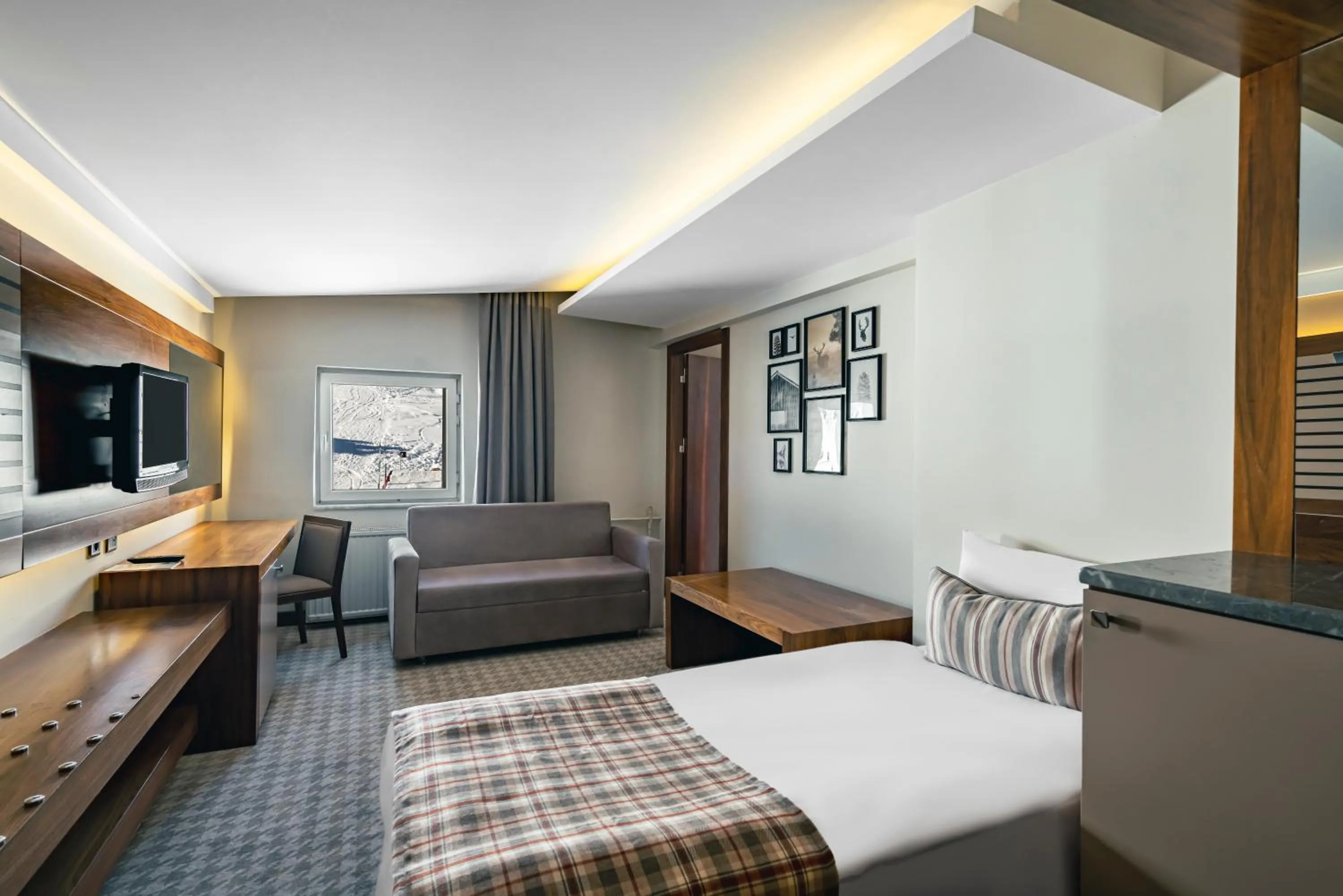 Communal lounge/ TV room in Jura Hotels Kervansaray Uludag