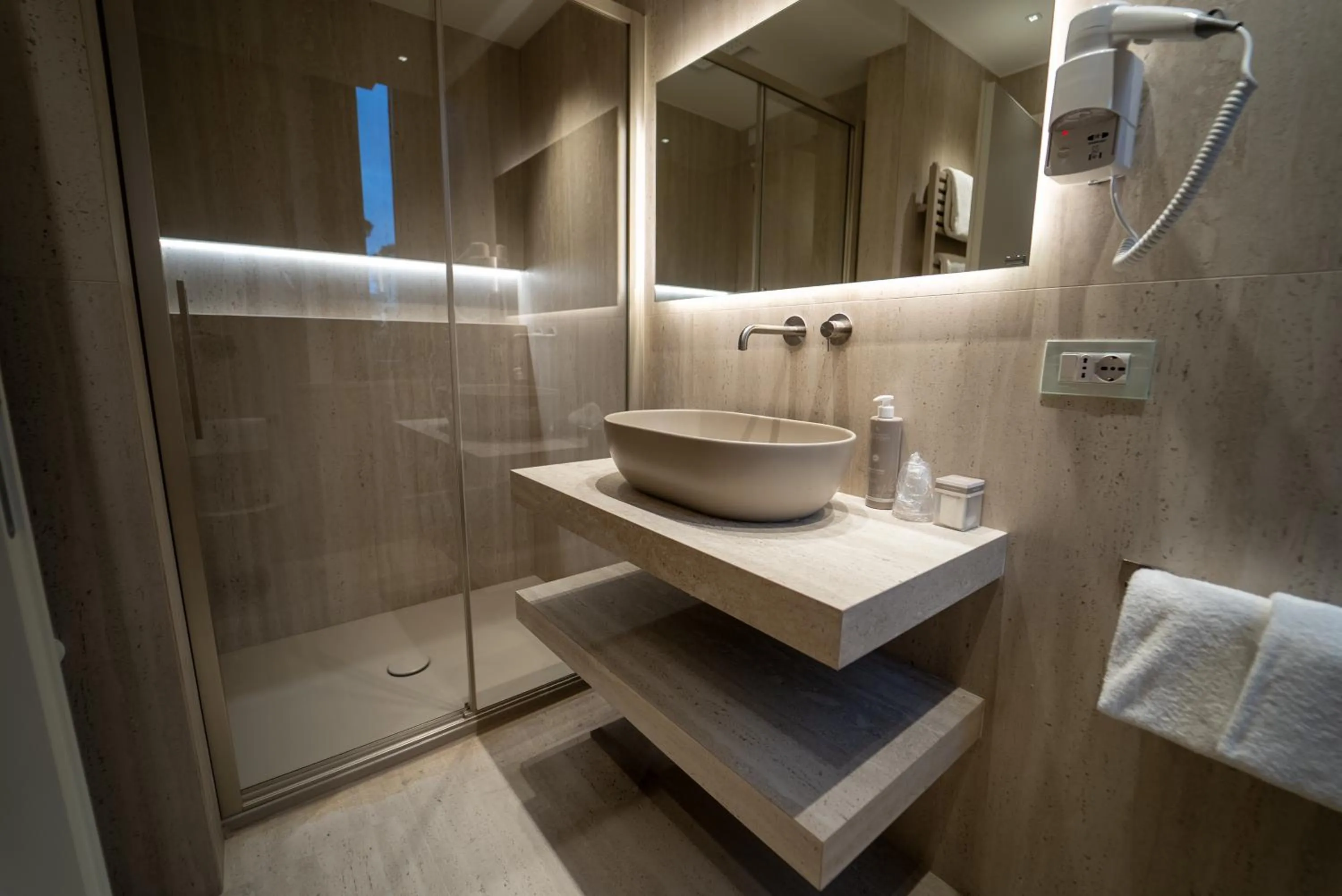 Shower in Grand Hotel Croce Di Malta