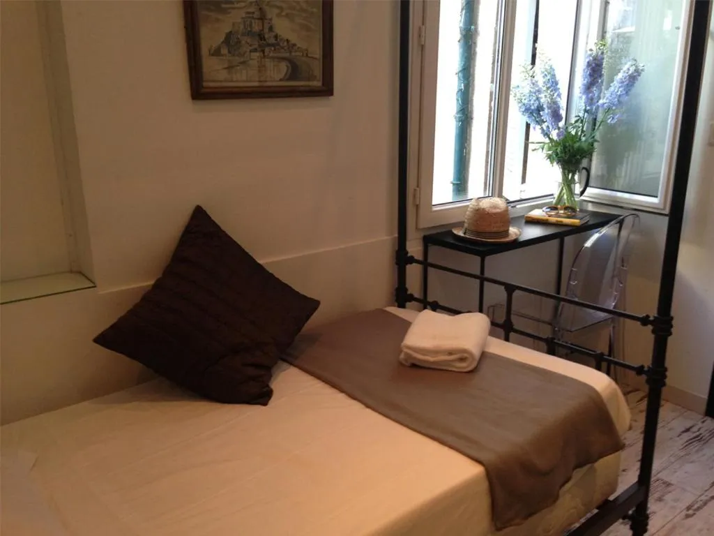 Bedroom, Bed in Chanteclair